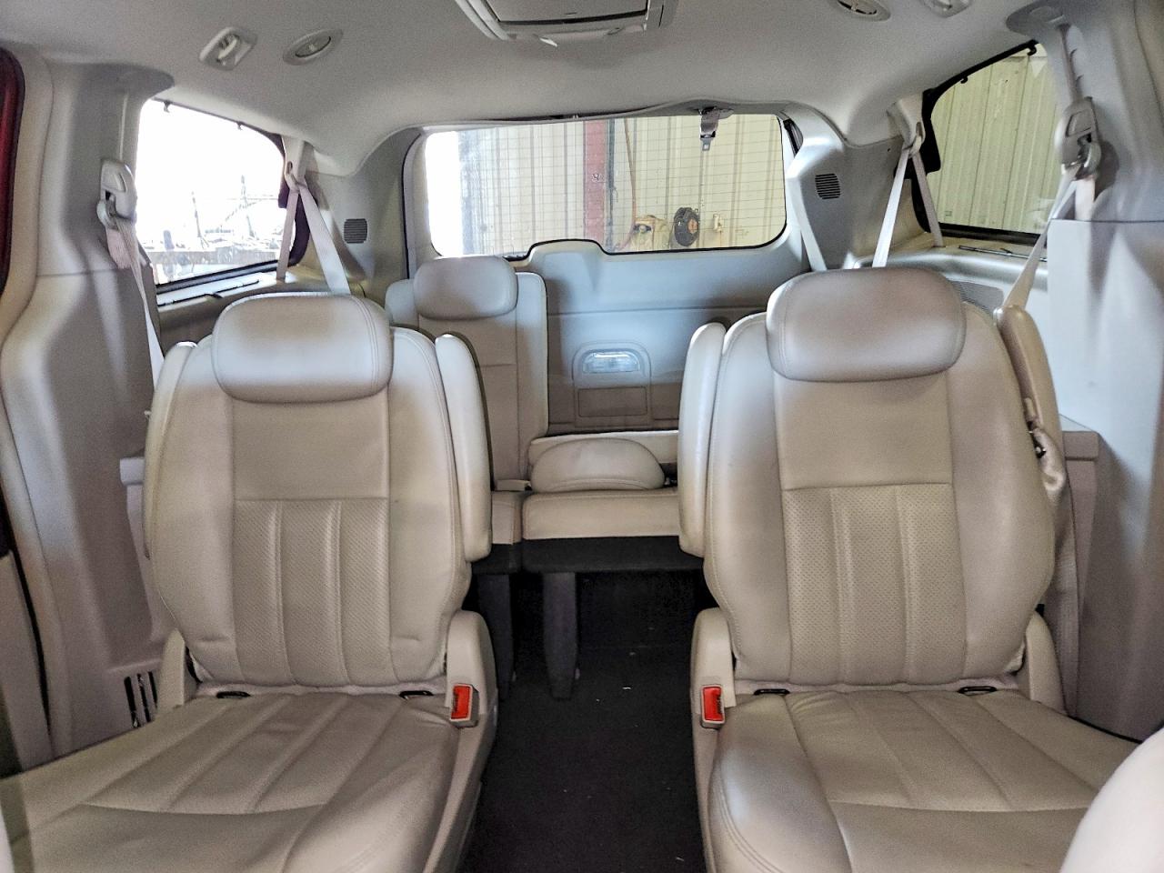 2010 Chrysler Town & Country Touring Plus Красный vin: 2A4RR8D14AR449858