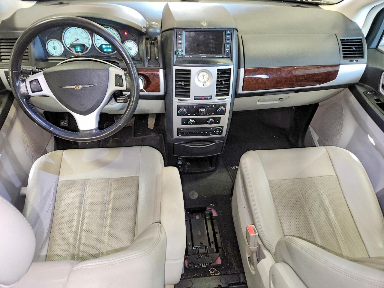 2010 Chrysler Town & Country Touring Plus Красный vin: 2A4RR8D14AR449858
