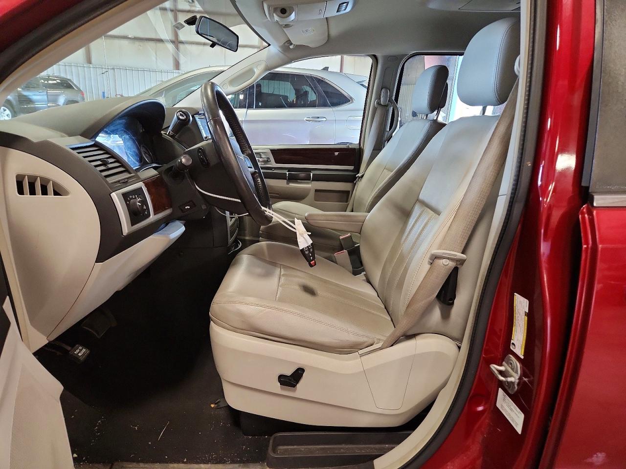 2010 Chrysler Town & Country Touring Plus Красный vin: 2A4RR8D14AR449858