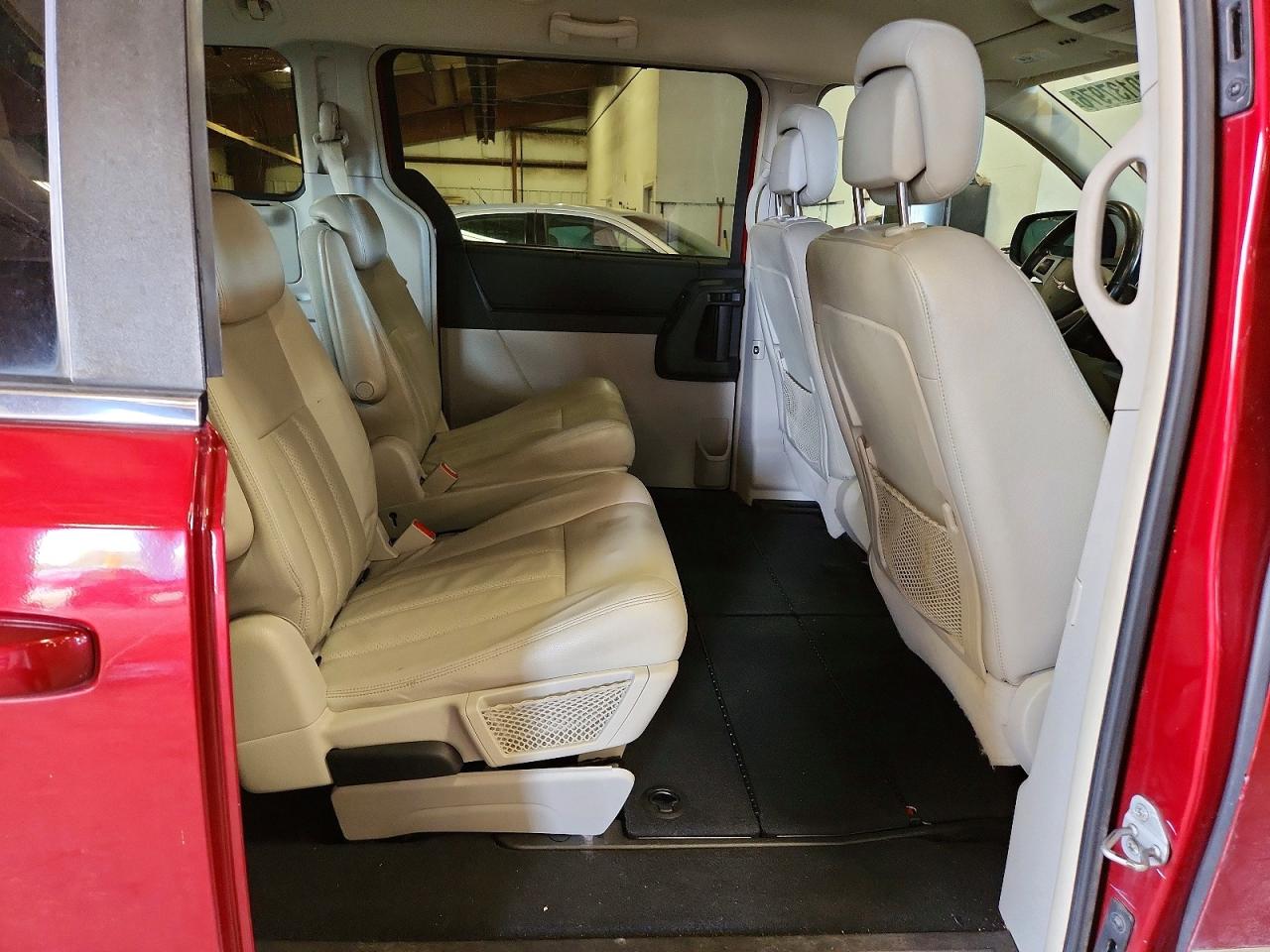 2010 Chrysler Town & Country Touring Plus Красный vin: 2A4RR8D14AR449858