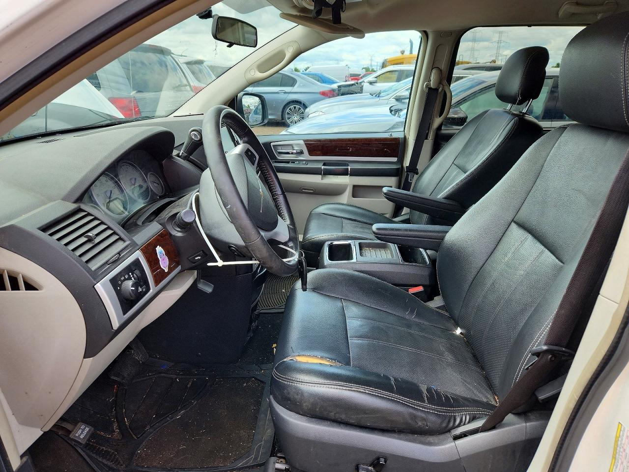 2010 Chrysler Town & Country Touring Plus White vin: 2A4RR8D16AR494087