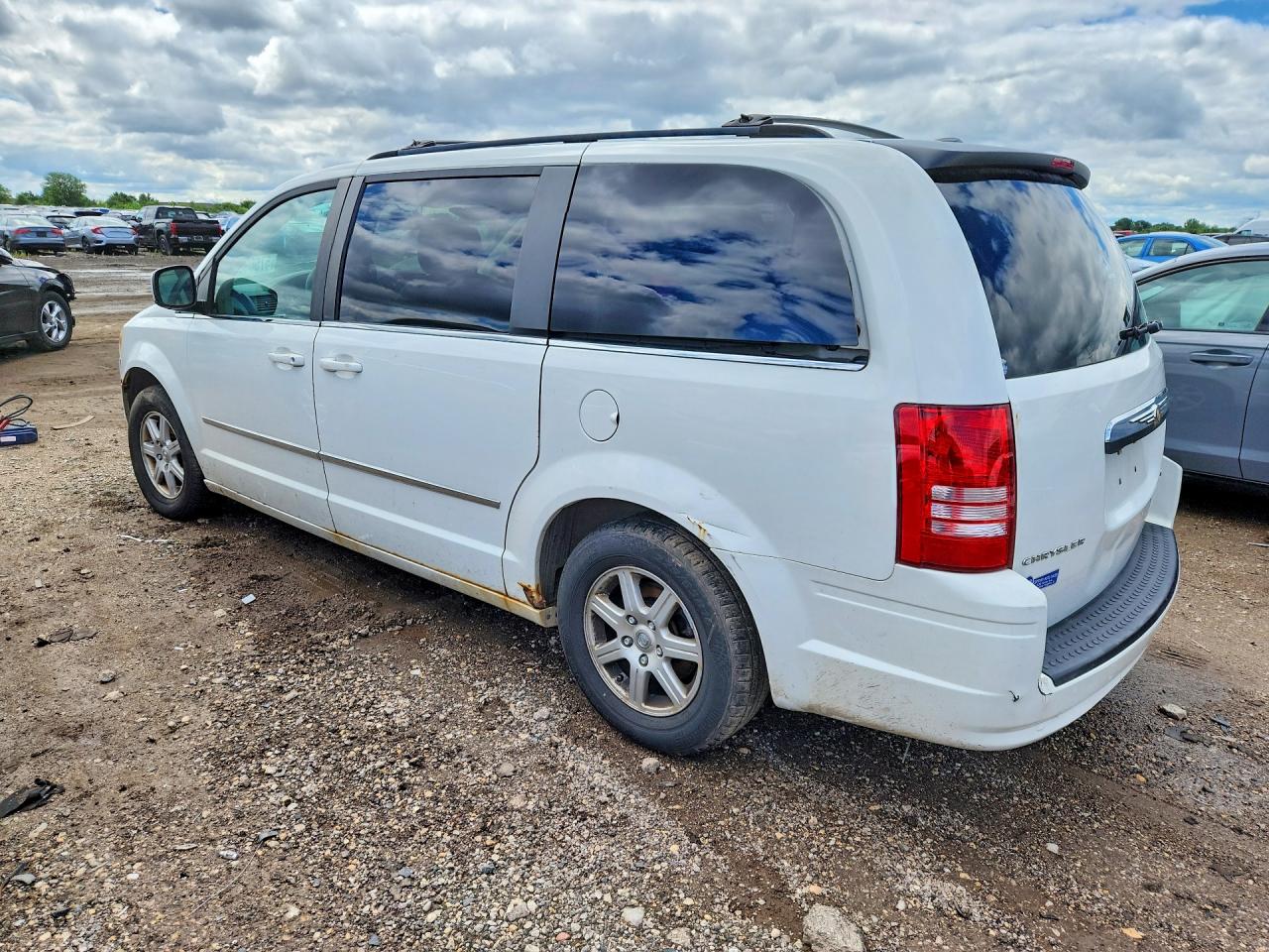 2010 Chrysler Town & Country Touring Plus White vin: 2A4RR8D16AR494087