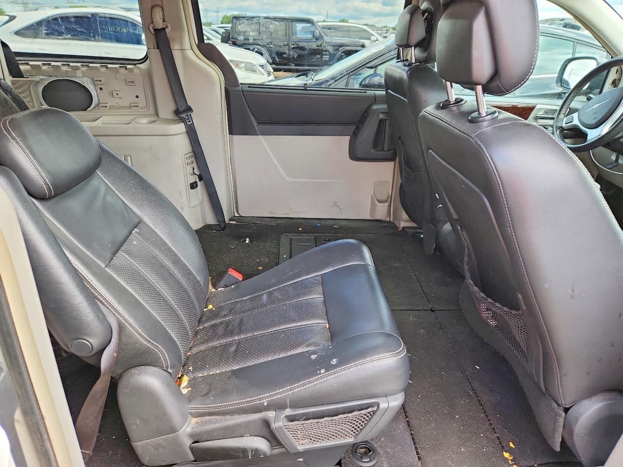 2010 Chrysler Town & Country Touring Plus White vin: 2A4RR8D16AR494087