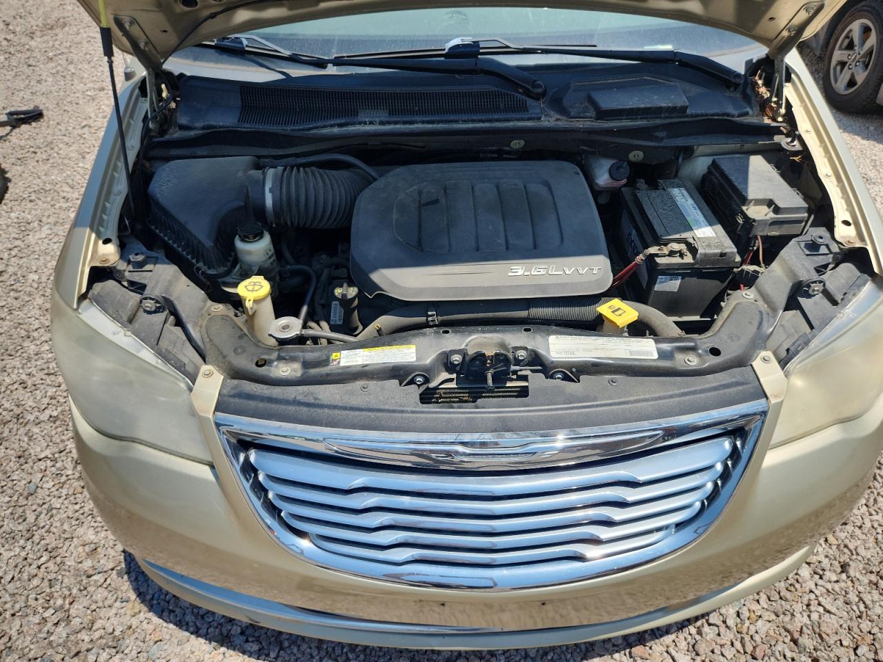 2011 Chrysler Town & Country Touring L Tan vin: 2A4RR8DG0BR631109