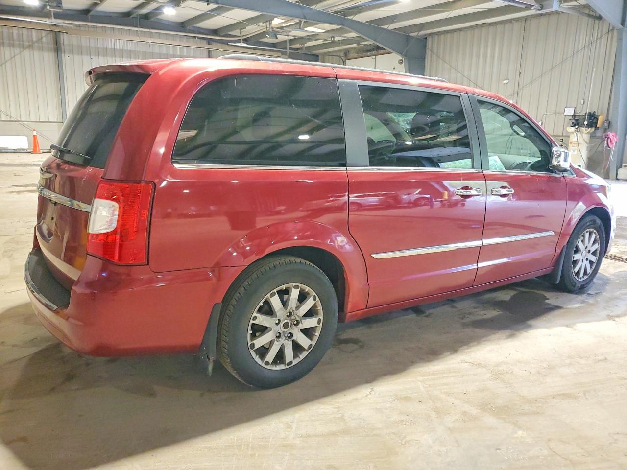 2011 Chrysler Town & Country Touring L Burgundy vin: 2A4RR8DG0BR676132