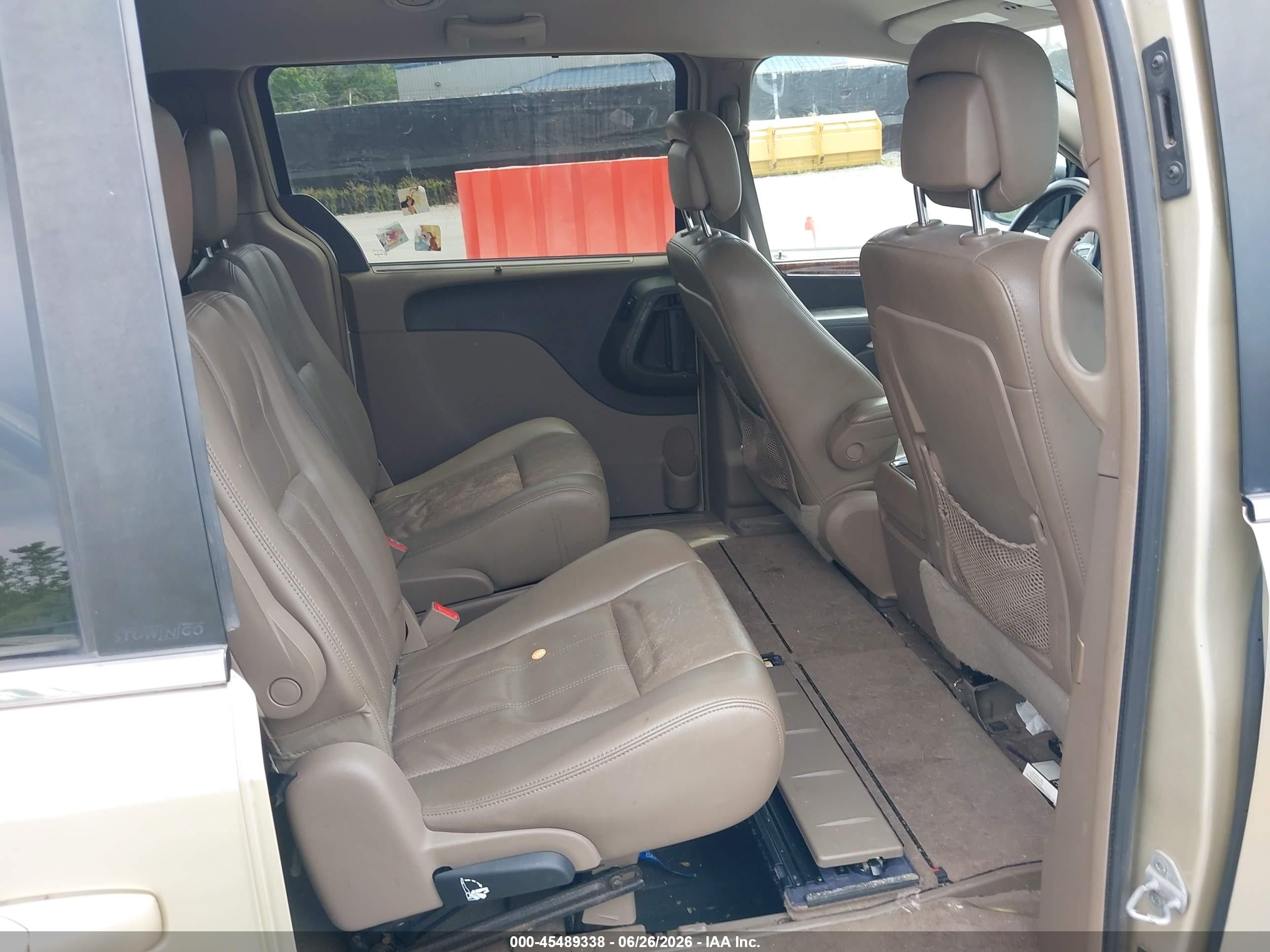 2011 Chrysler Town & Country Touring-l Beige vin: 2A4RR8DG0BR780698
