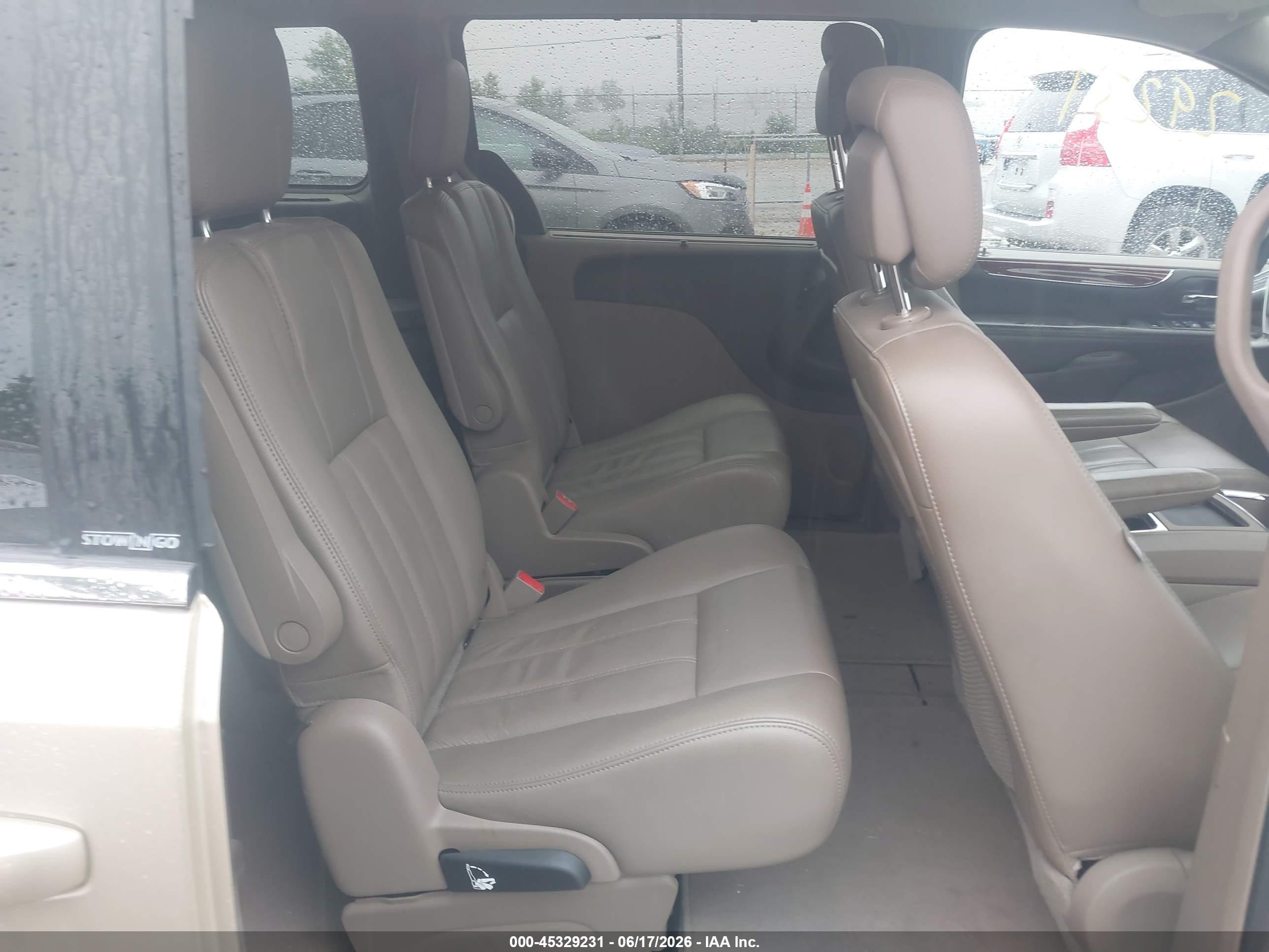 2011 Chrysler Town & Country Touring-l Gold vin: 2A4RR8DG1BR783173