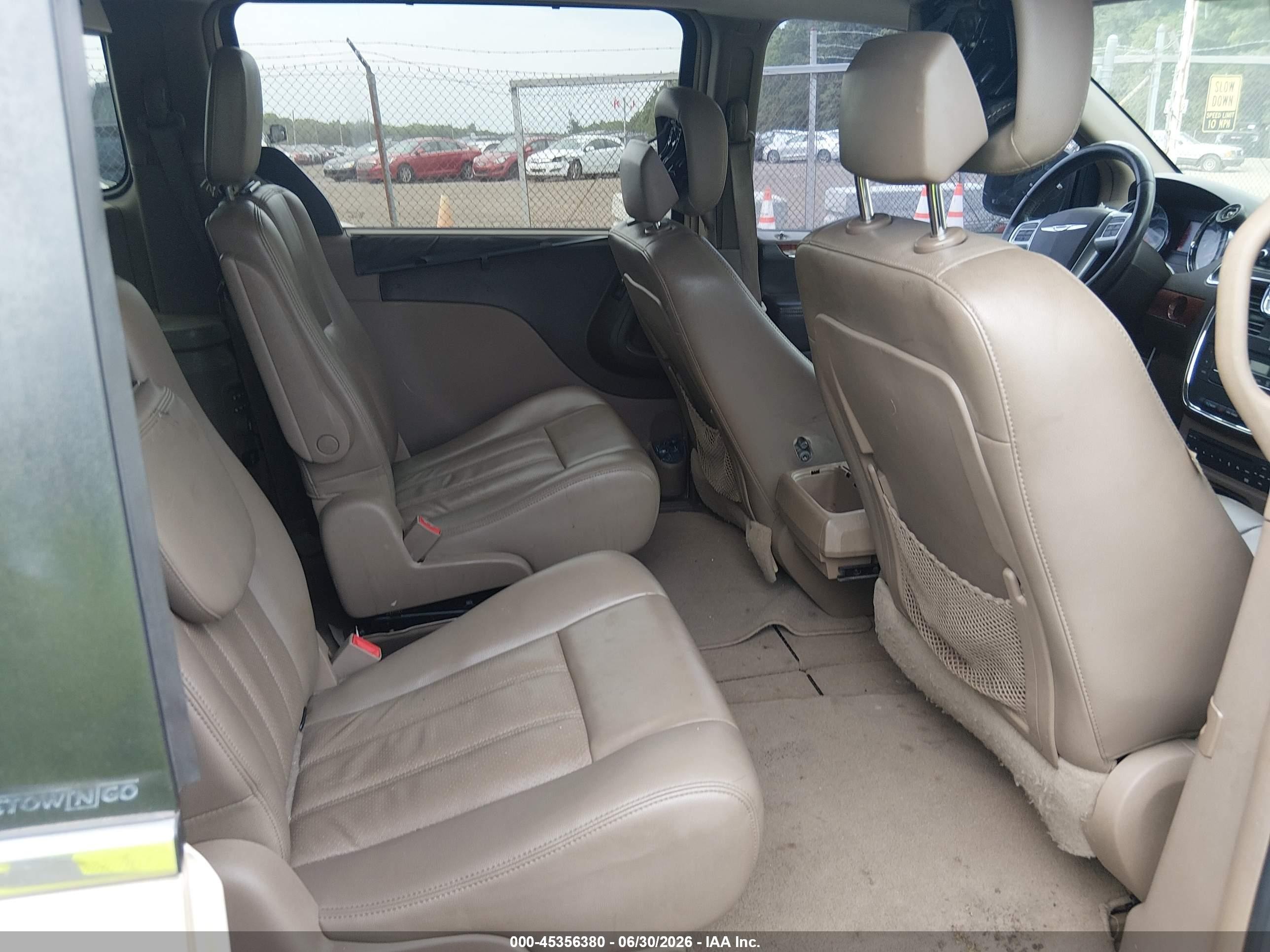2011 Chrysler Town & Country Touring-l Gold vin: 2A4RR8DG2BR635002