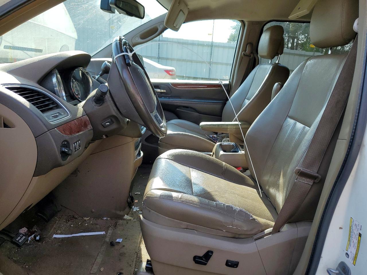2011 Chrysler Town & Country Touring L White vin: 2A4RR8DG3BR613333