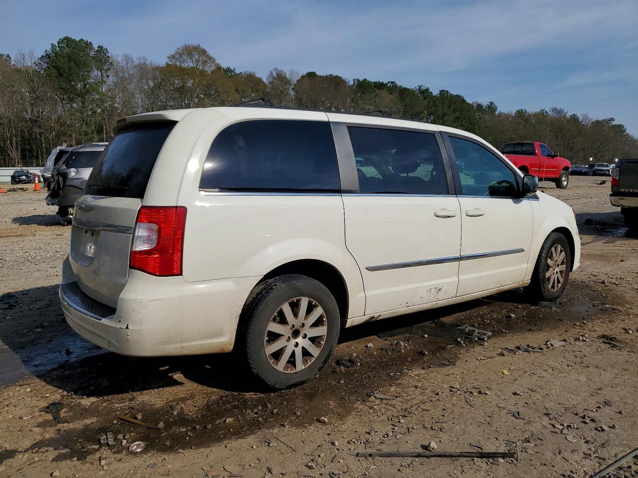 2011 Chrysler Town & Country Touring L White vin: 2A4RR8DG3BR613333