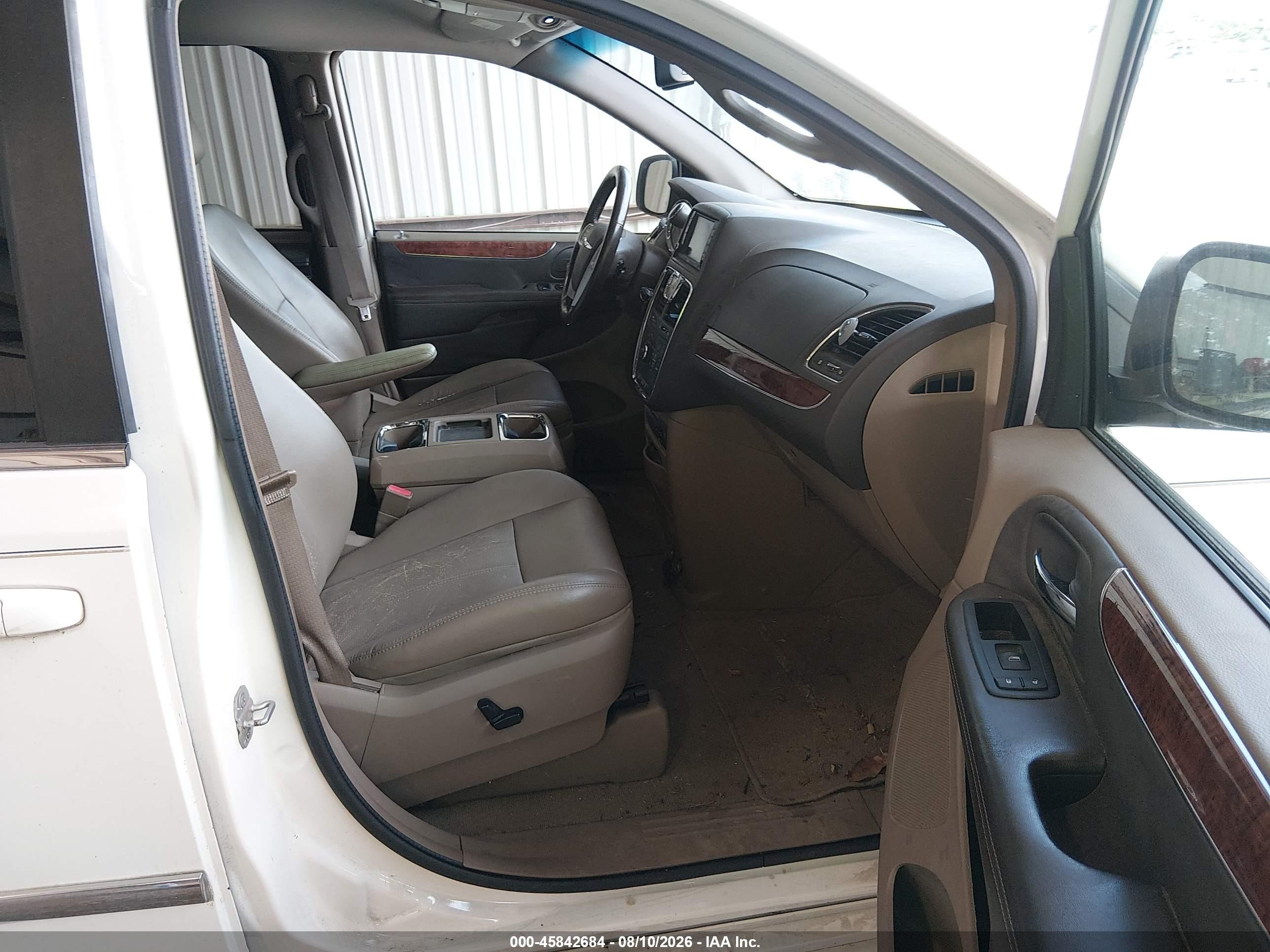 2011 Chrysler Town & Country Touring-l White vin: 2A4RR8DG3BR616040