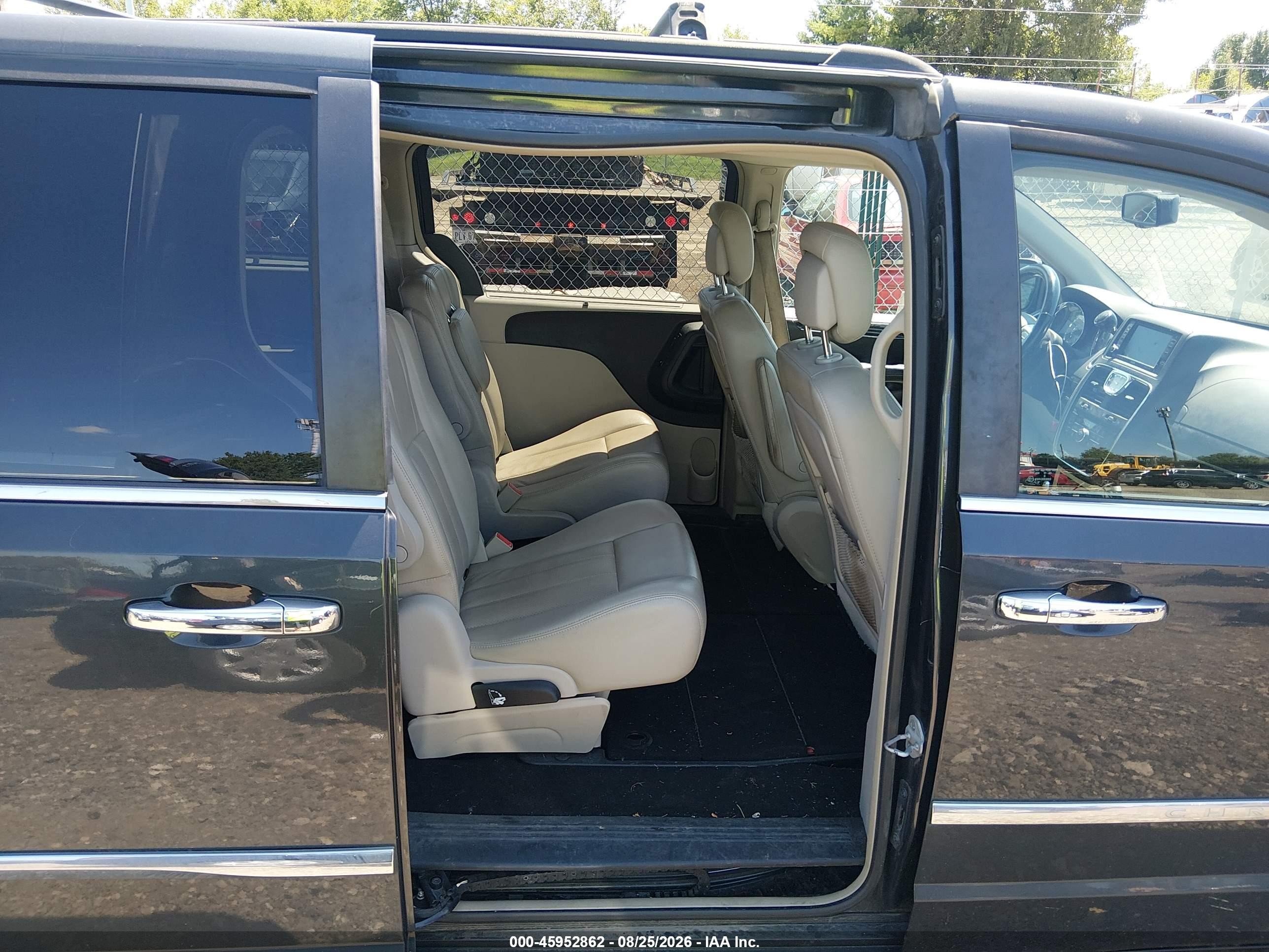 2011 Chrysler Town & Country Touring-l Gray vin: 2A4RR8DG3BR617172