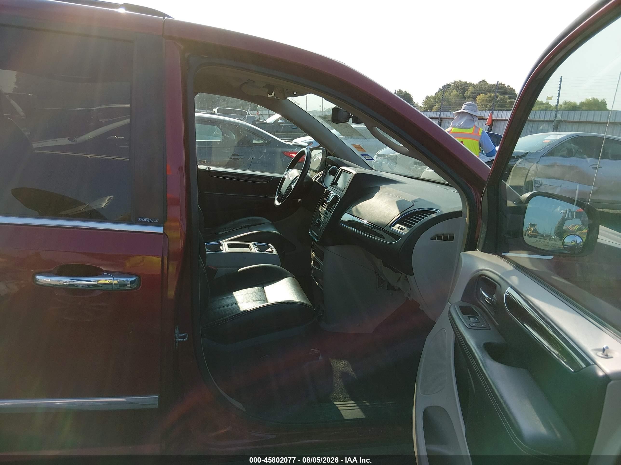 2011 Chrysler Town & Country Touring-l Burgundy vin: 2A4RR8DG3BR666128