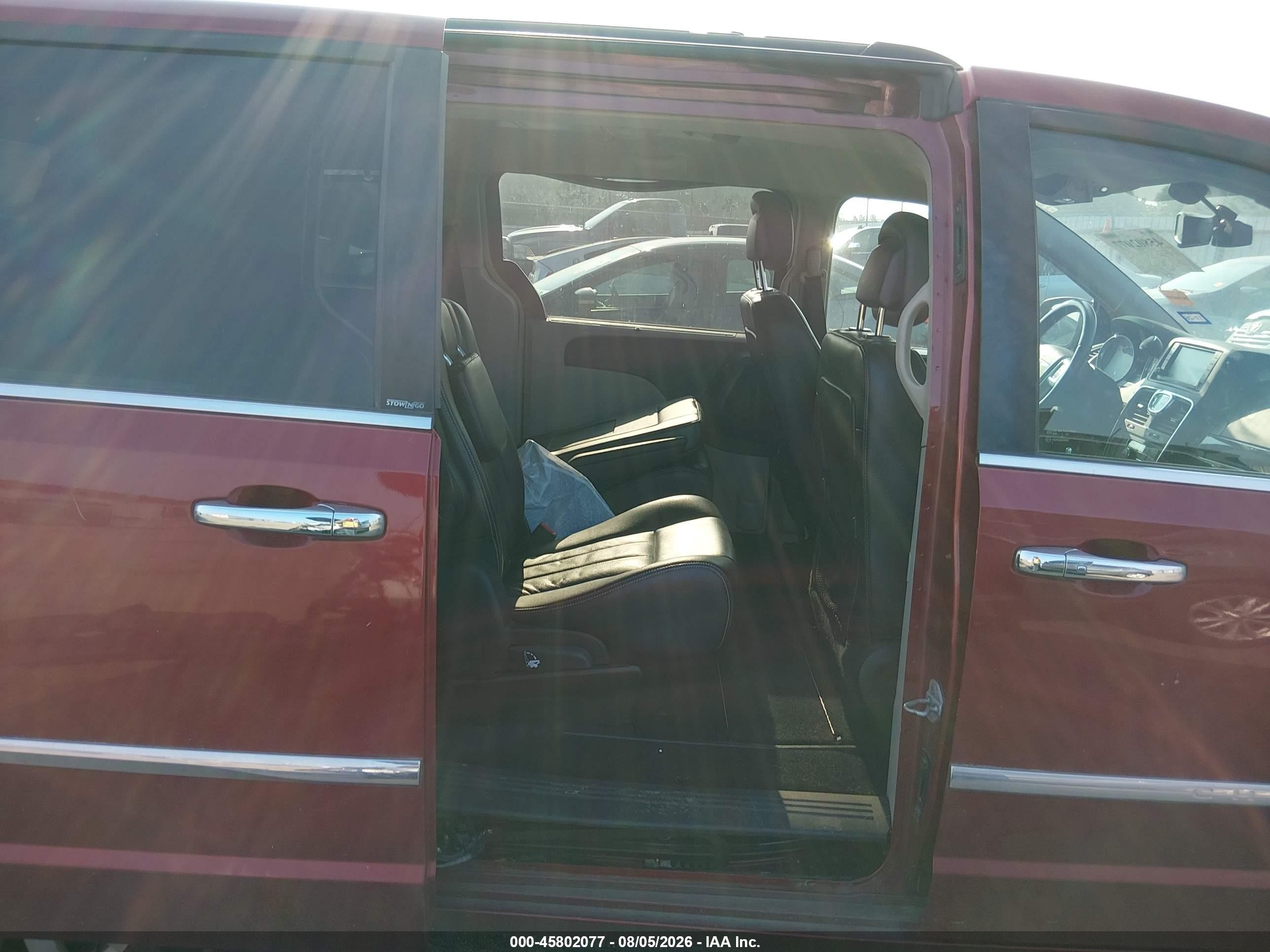 2011 Chrysler Town & Country Touring-l Burgundy vin: 2A4RR8DG3BR666128