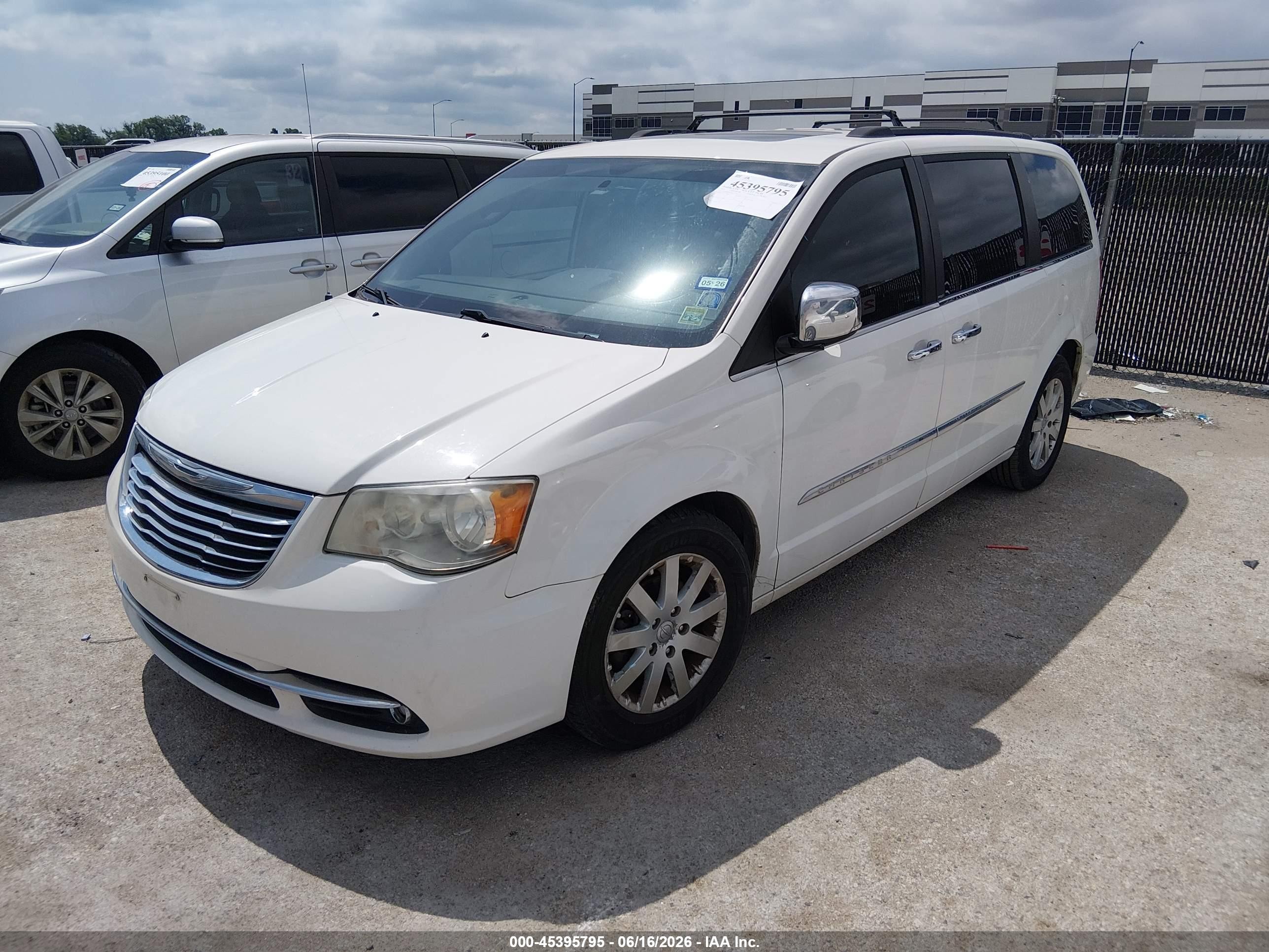 2011 Chrysler Town & Country Touring-l Белый vin: 2A4RR8DG3BR713965
