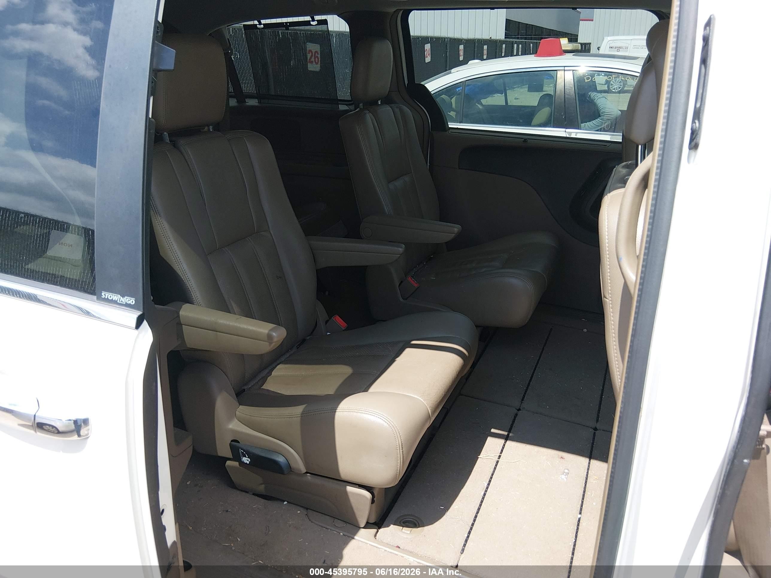 2011 Chrysler Town & Country Touring-l Белый vin: 2A4RR8DG3BR713965