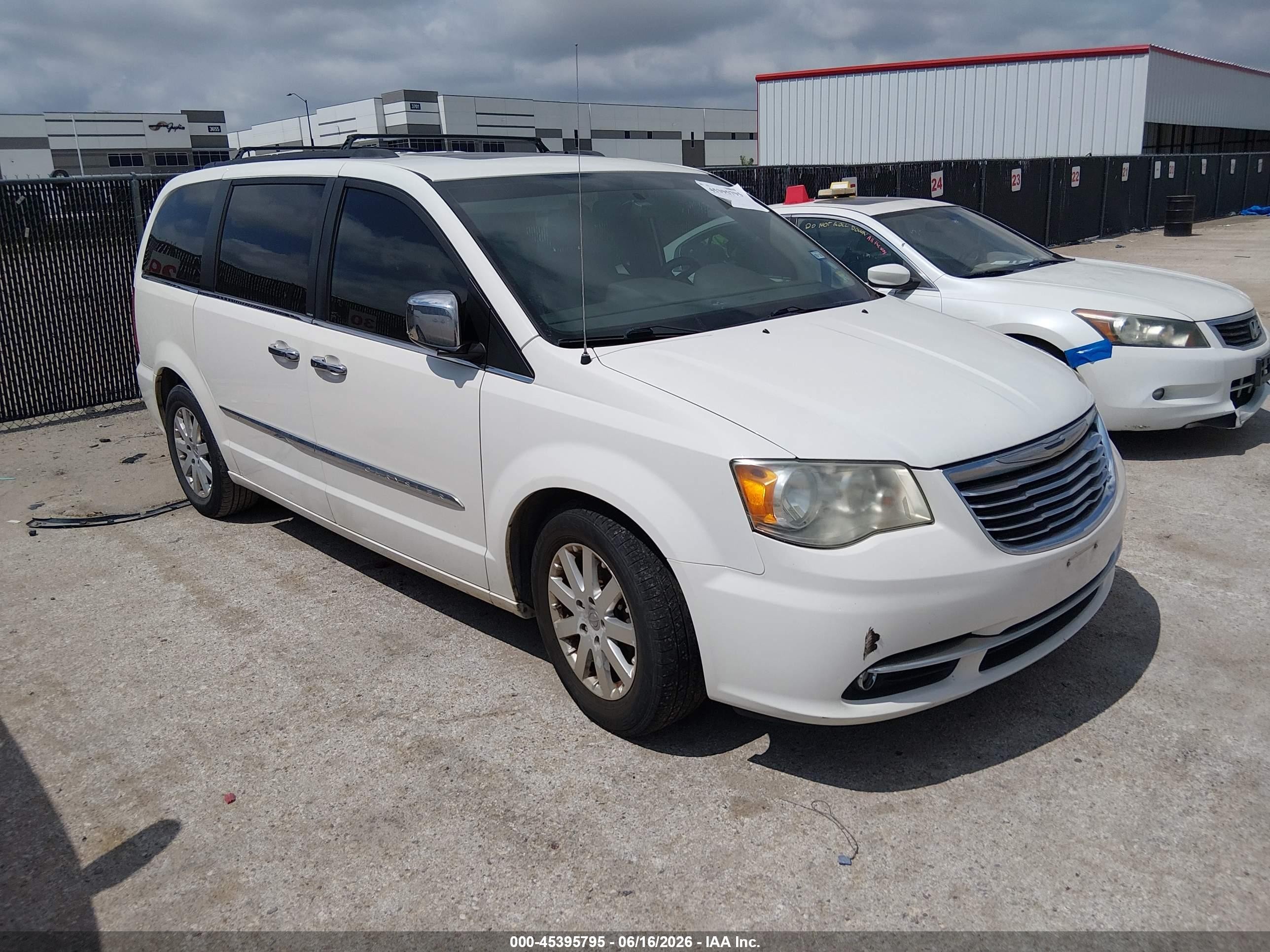 2011 Chrysler Town & Country Touring-l White vin: 2A4RR8DG3BR713965