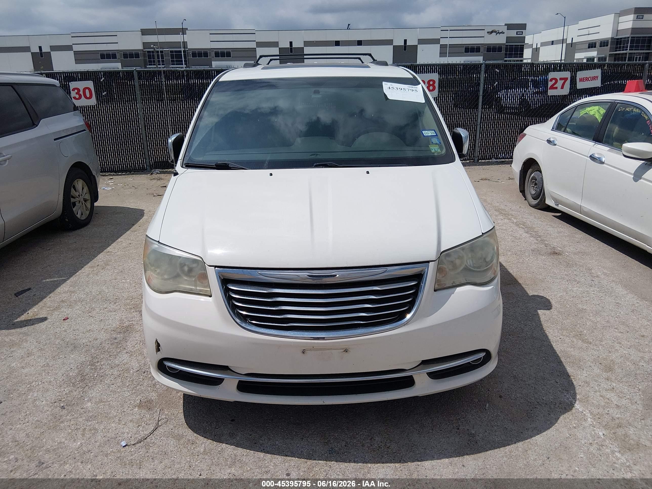 2011 Chrysler Town & Country Touring-l Белый vin: 2A4RR8DG3BR713965