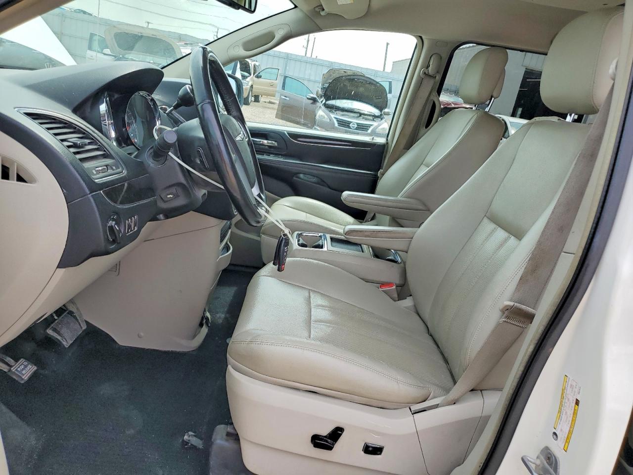 2011 Chrysler Town & Country Touring L White vin: 2A4RR8DG4BR676151
