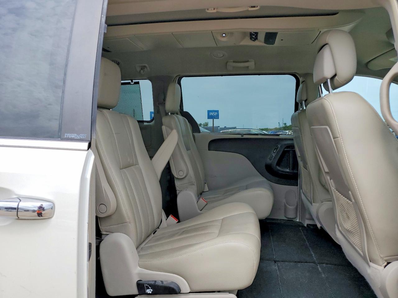 2011 Chrysler Town & Country Touring L White vin: 2A4RR8DG4BR676151
