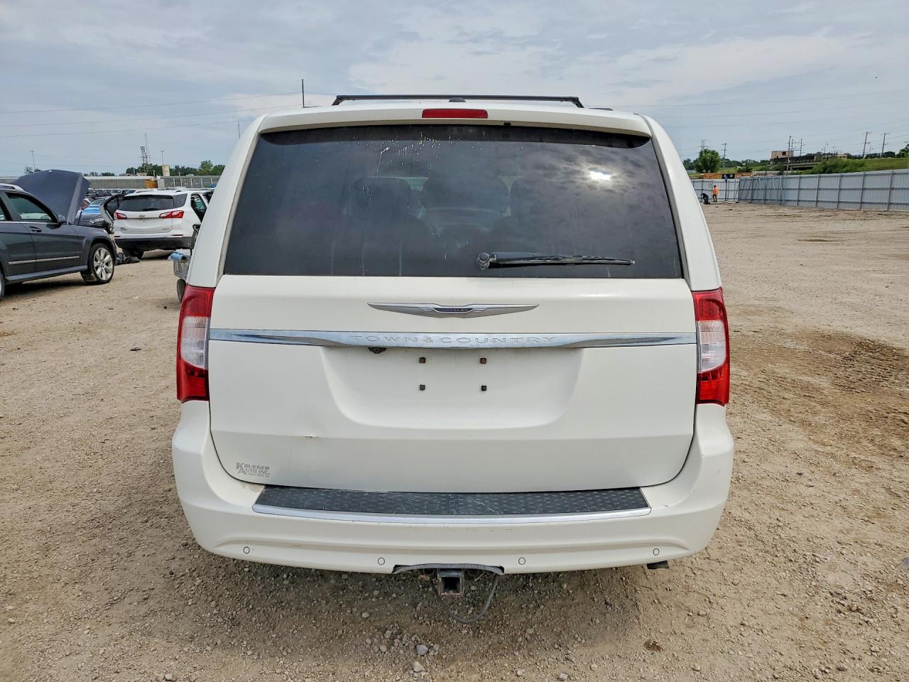 2011 Chrysler Town & Country Touring L White vin: 2A4RR8DG4BR676151