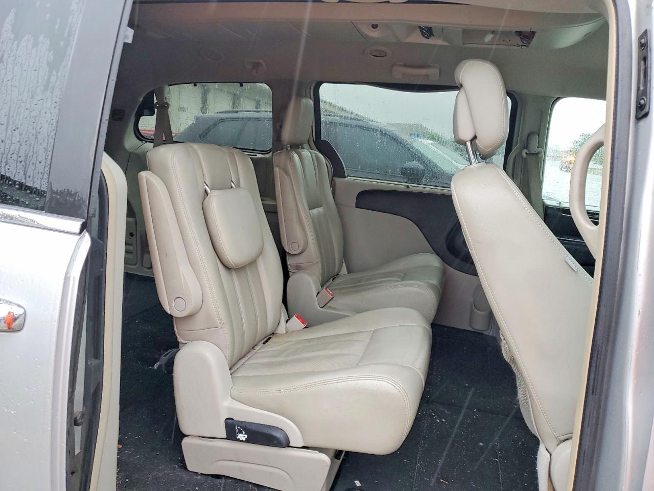 2011 Chrysler Town & Country Touring L Silver vin: 2A4RR8DG4BR676604