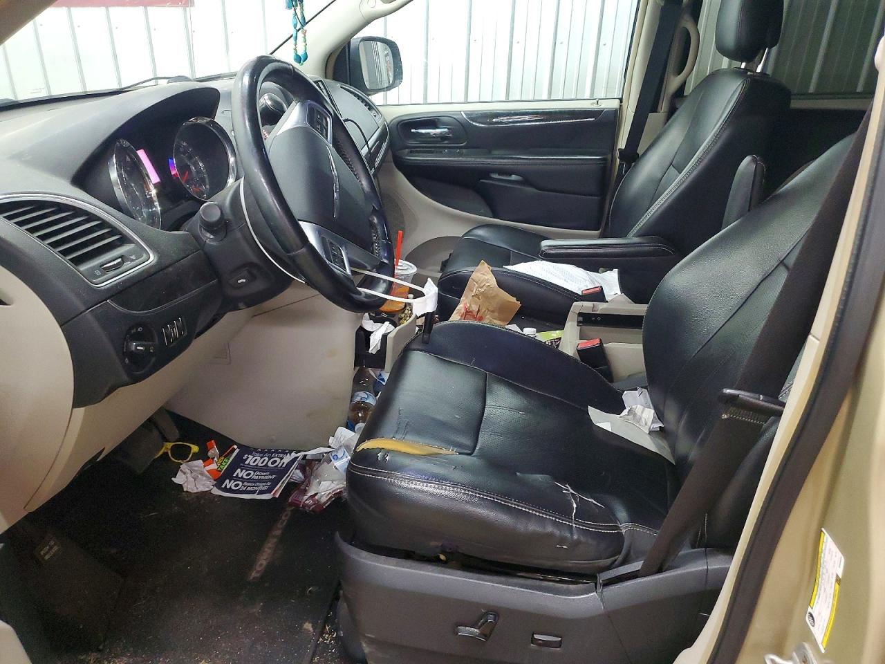 2011 Chrysler Town & Country Touring L Tan vin: 2A4RR8DG4BR688090