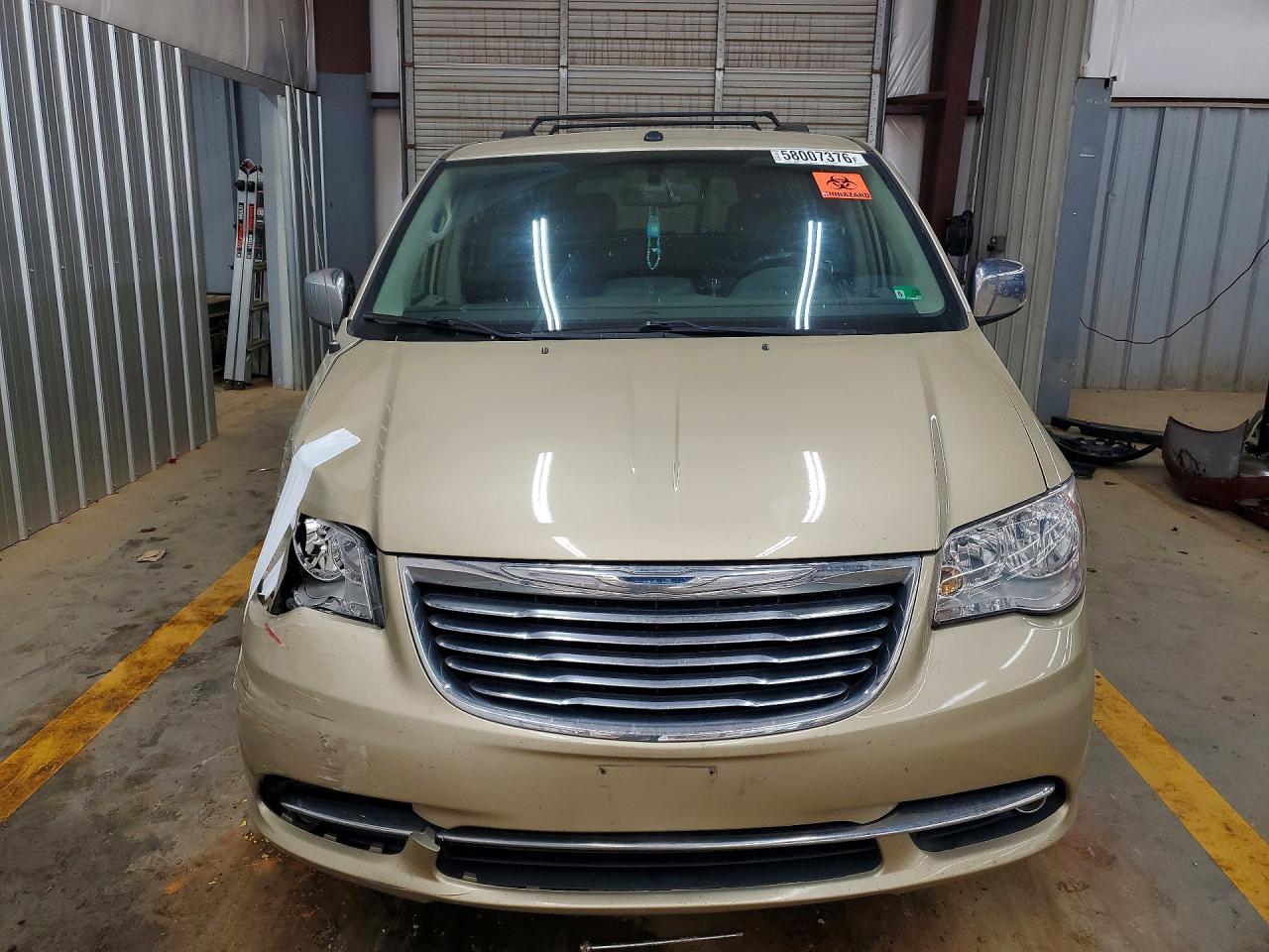 2011 Chrysler Town & Country Touring L Tan vin: 2A4RR8DG4BR688090