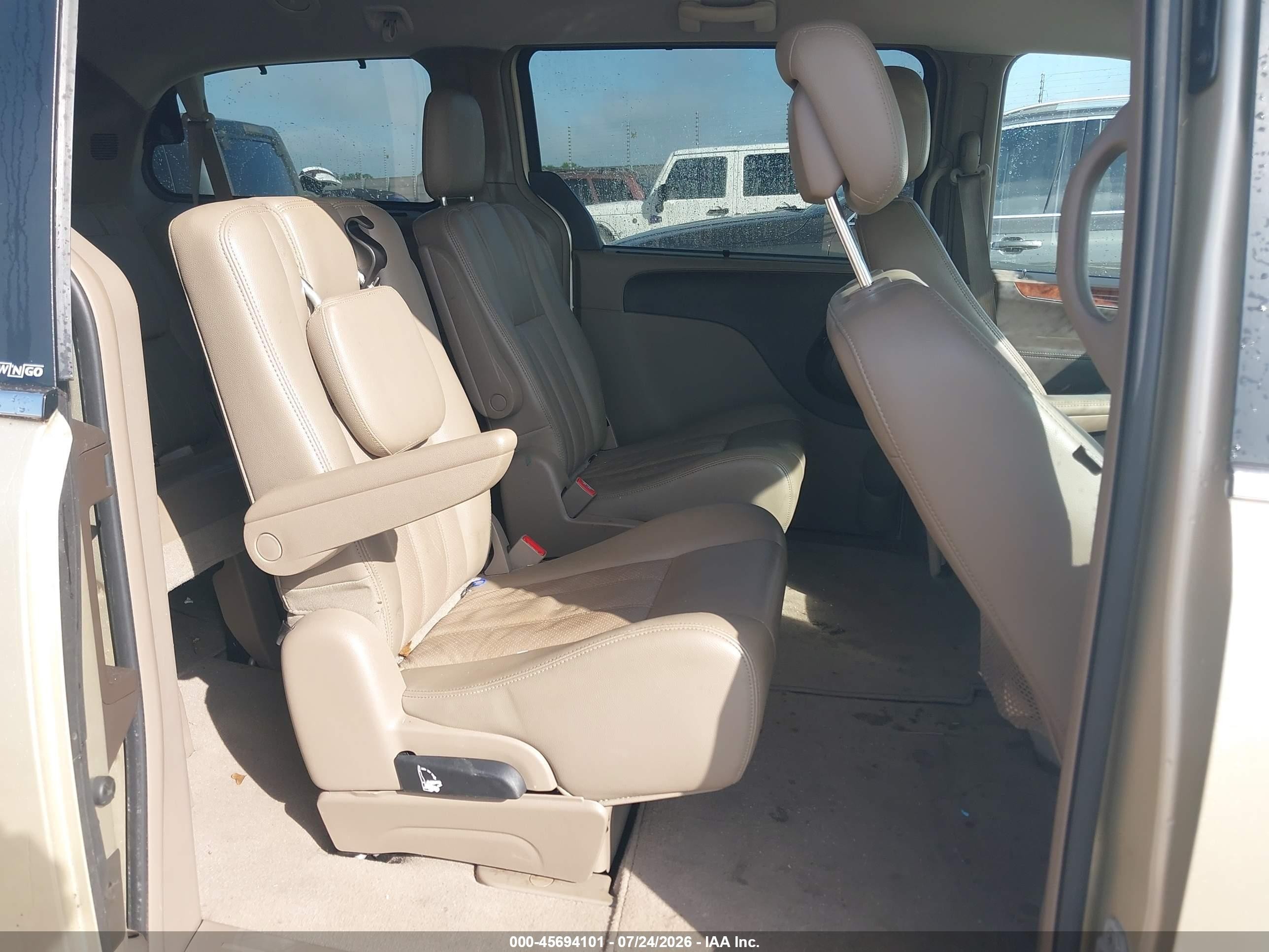 2011 Chrysler Town & Country Touring-l Tan vin: 2A4RR8DG5BR758129