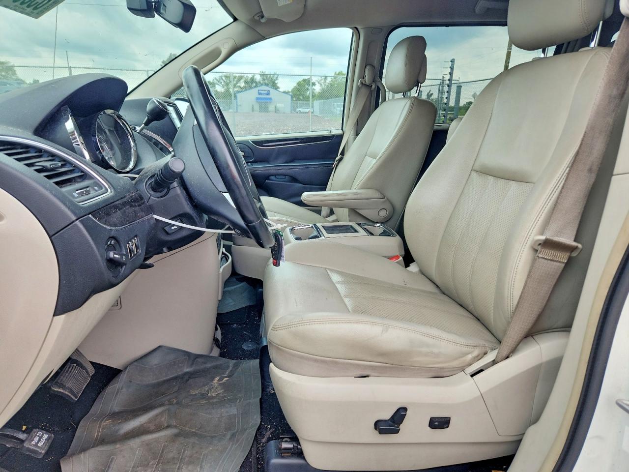 2011 Chrysler Town & Country Touring L White vin: 2A4RR8DG5BR781457