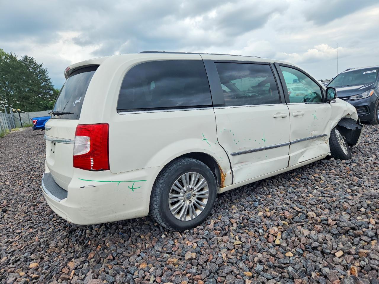 2011 Chrysler Town & Country Touring L White vin: 2A4RR8DG5BR781457