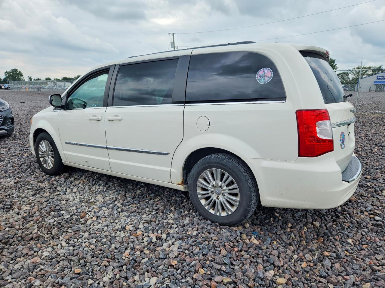 2011 Chrysler Town & Country Touring L White vin: 2A4RR8DG5BR781457