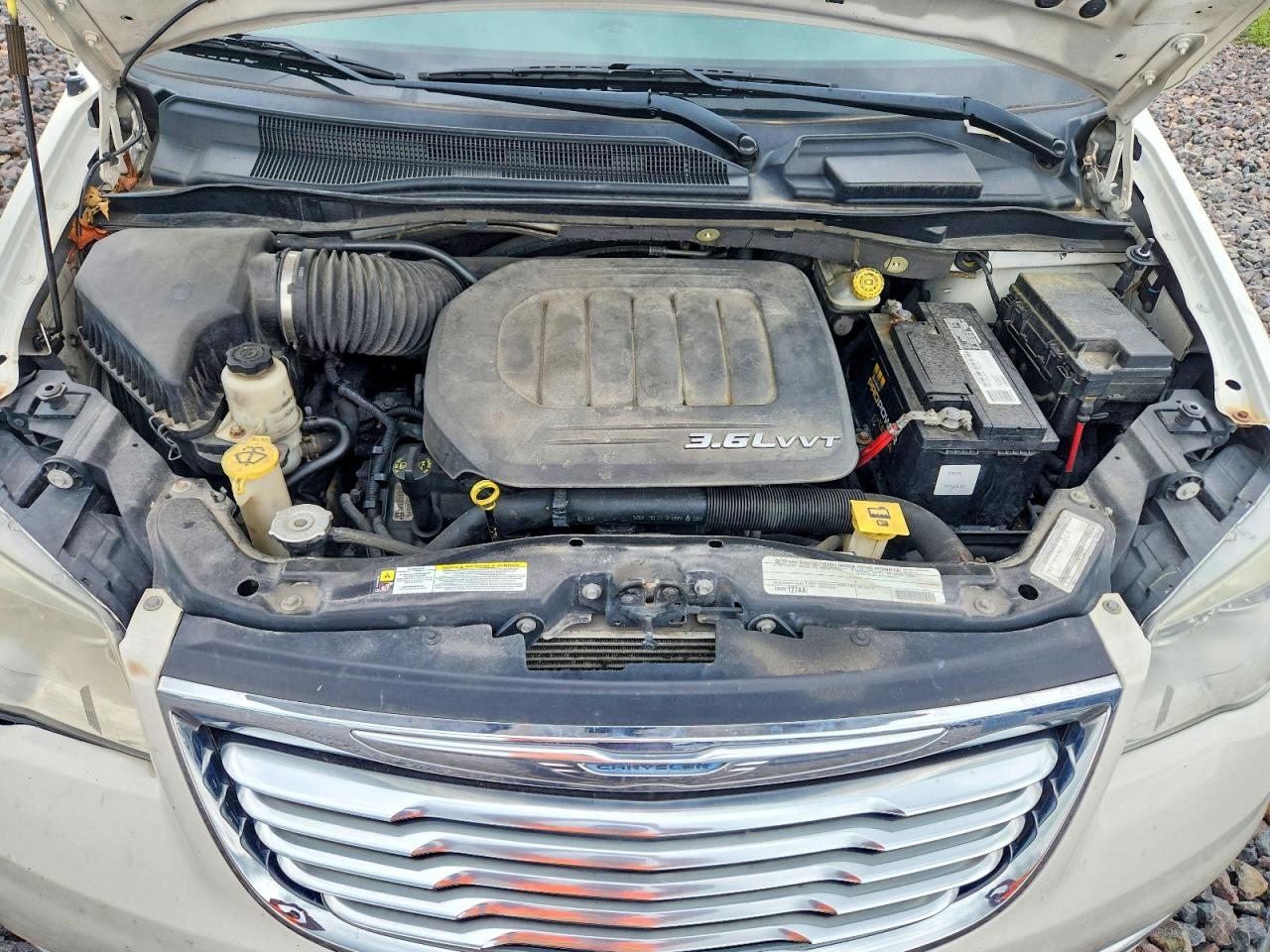 2011 Chrysler Town & Country Touring L White vin: 2A4RR8DG5BR781457