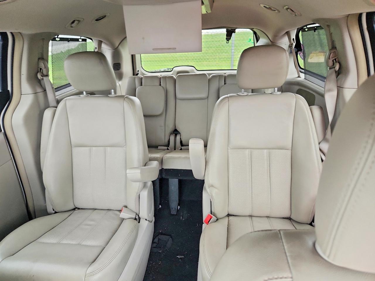 2011 Chrysler Town & Country Touring L White vin: 2A4RR8DG5BR781457