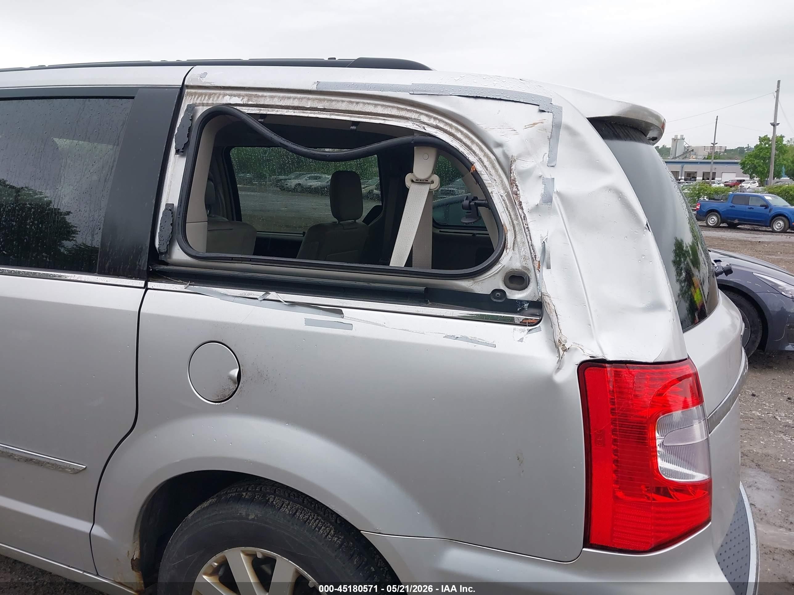 2011 Chrysler Town & Country Touring-l Серебряный vin: 2A4RR8DG7BR614971