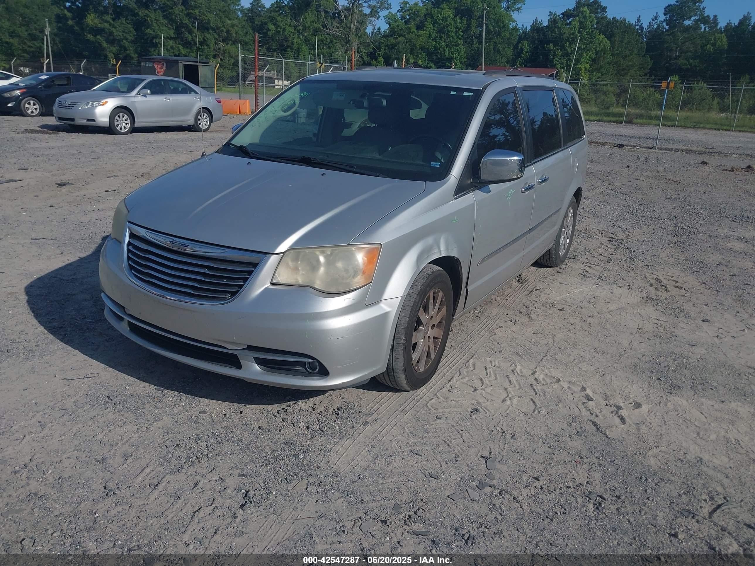 2011 Chrysler Town & Country Touring-l Серебряный vin: 2A4RR8DG7BR631558
