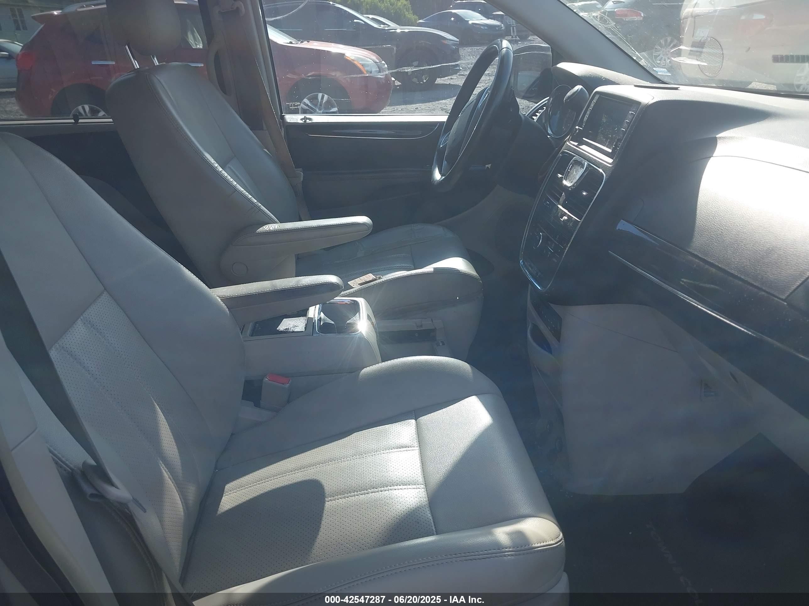 2011 Chrysler Town & Country Touring-l Серебряный vin: 2A4RR8DG7BR631558
