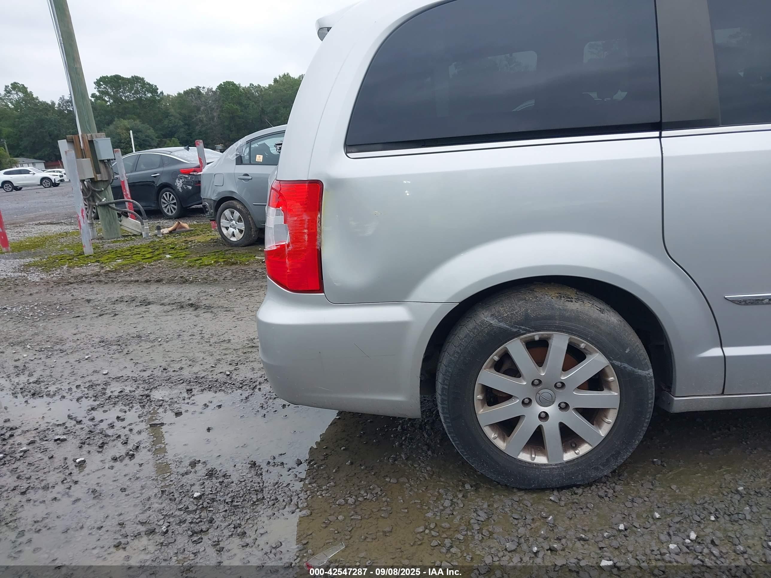 2011 Chrysler Town & Country Touring-l Серебряный vin: 2A4RR8DG7BR631558