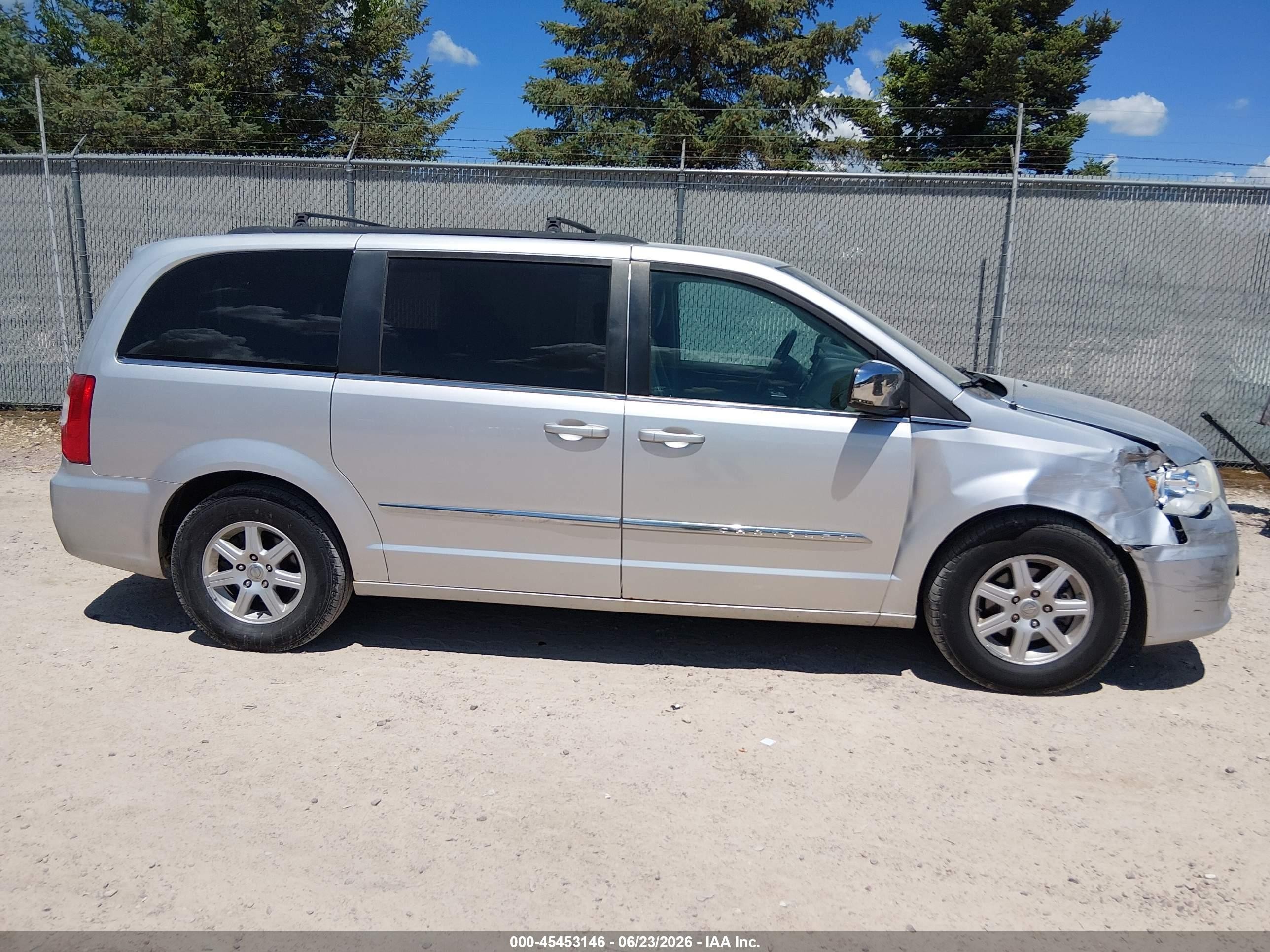 2011 Chrysler Town & Country Touring-l Silver vin: 2A4RR8DG7BR703116