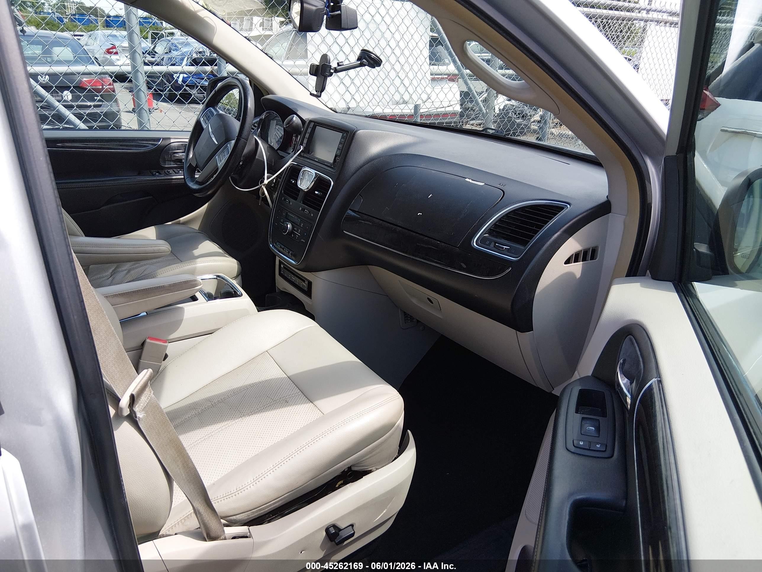 2011 Chrysler Town & Country Touring-l Gray vin: 2A4RR8DG9BR676758