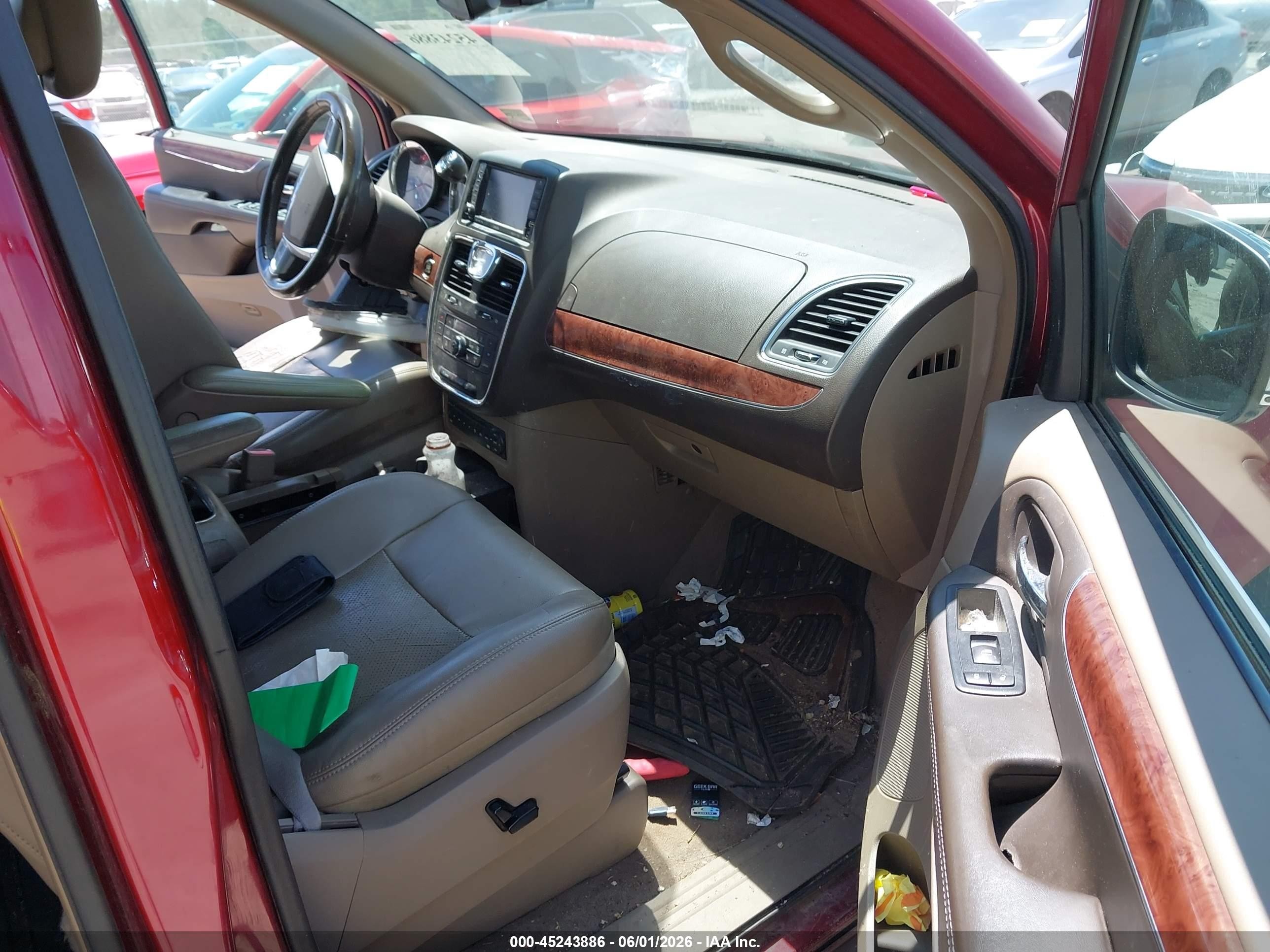 2011 Chrysler Town & Country Touring-l Red vin: 2A4RR8DG9BR713856