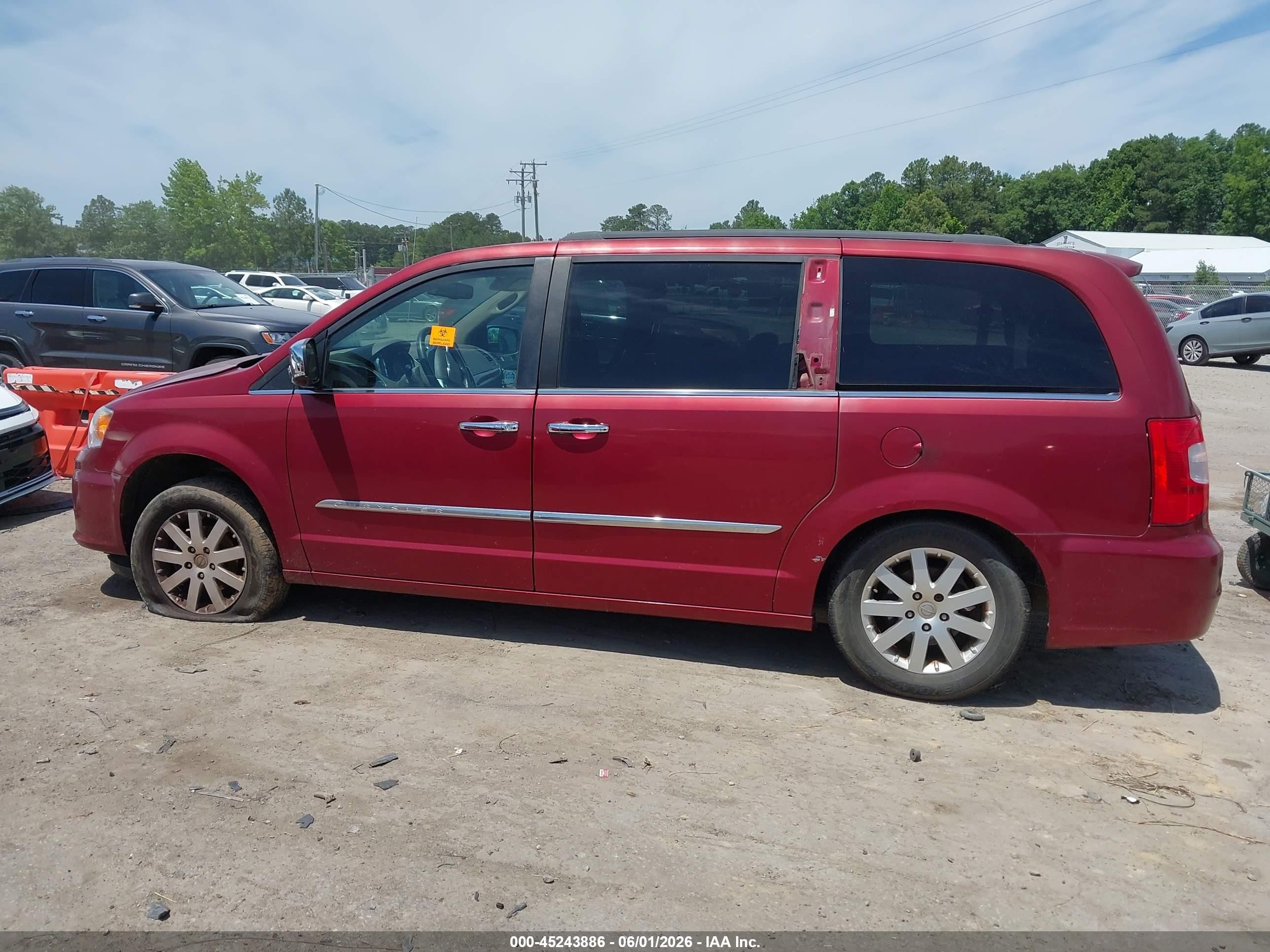2011 Chrysler Town & Country Touring-l Red vin: 2A4RR8DG9BR713856