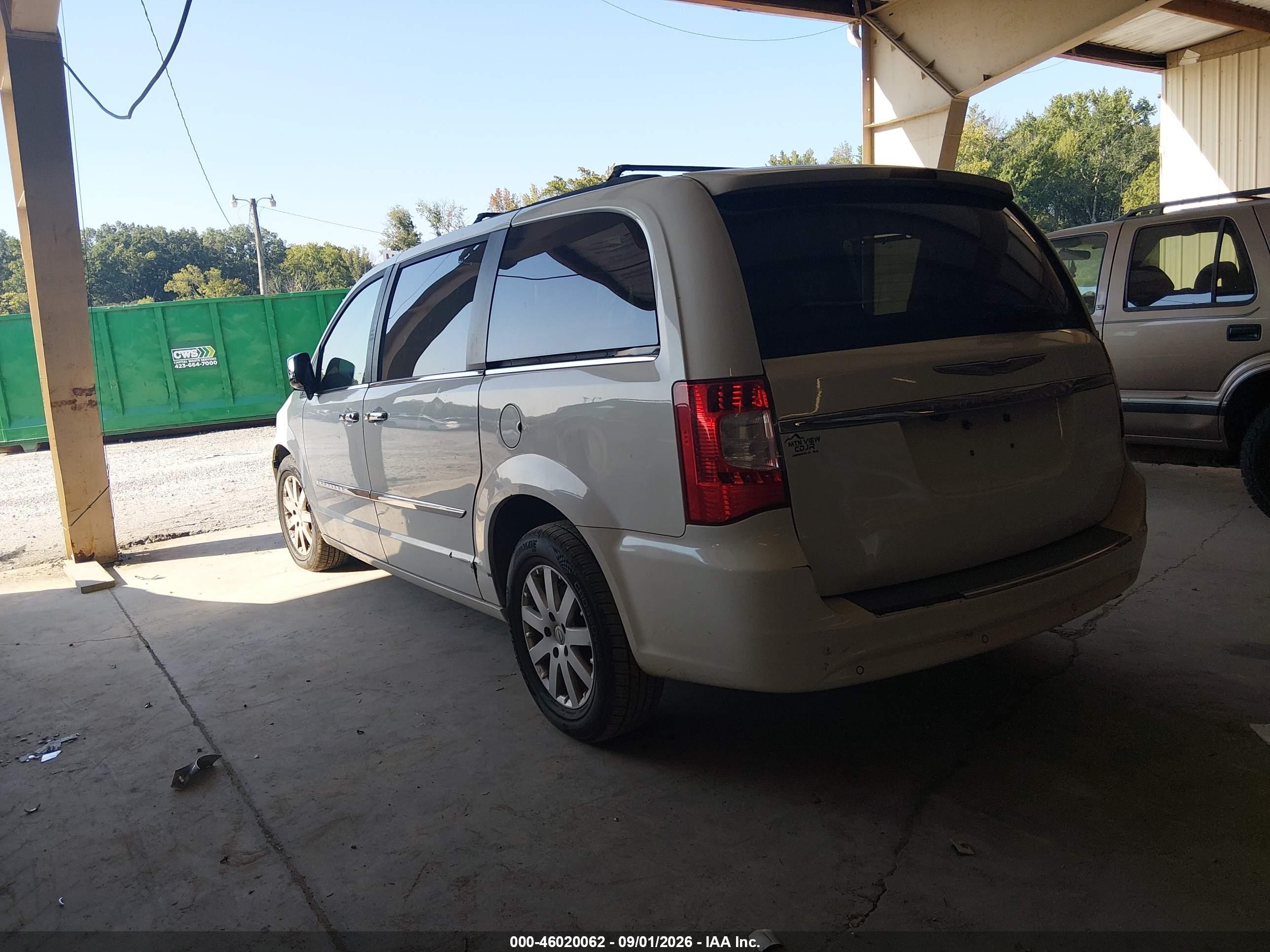 2011 Chrysler Town & Country Touring-l White vin: 2A4RR8DG9BR716837