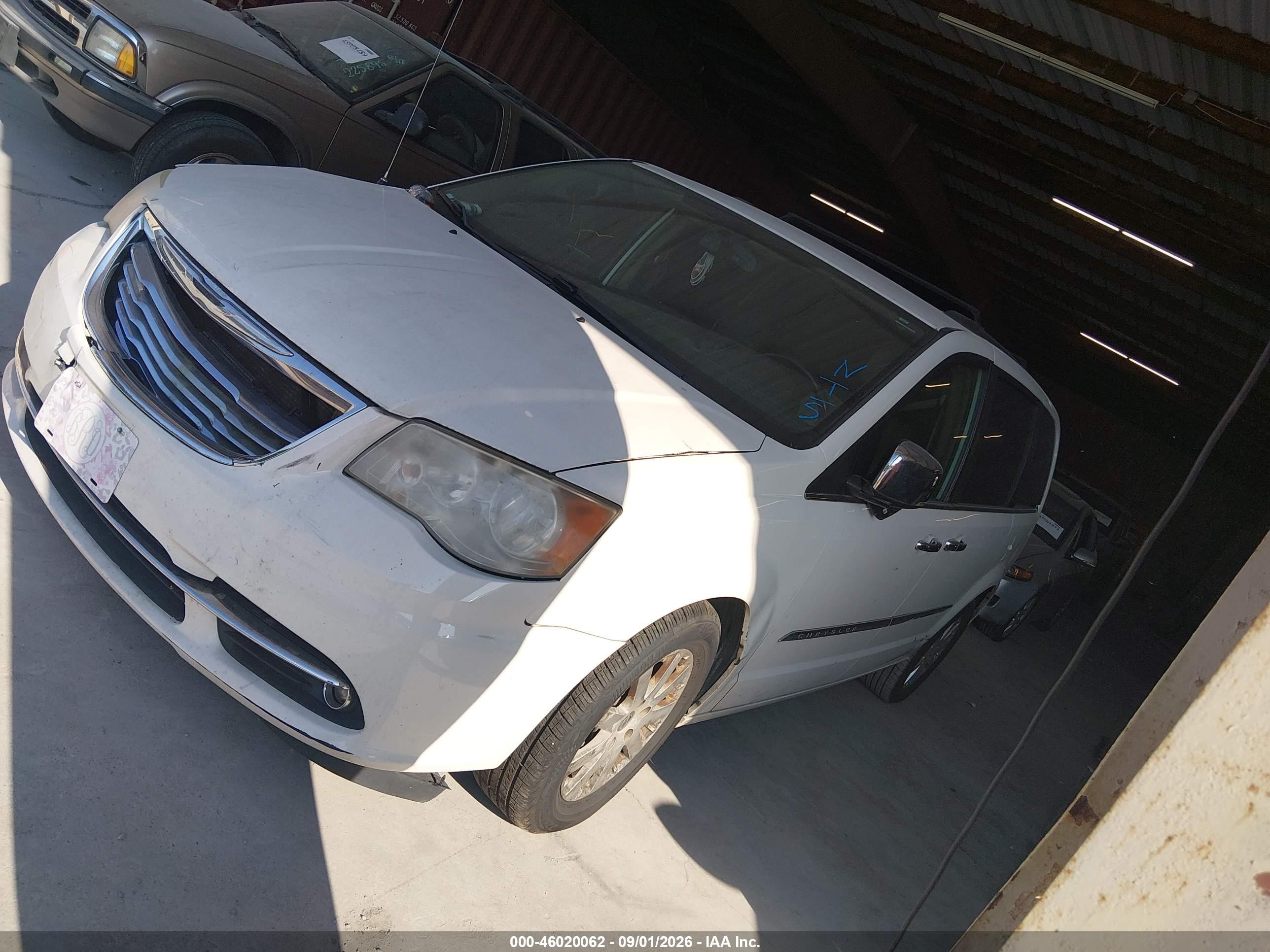 2011 Chrysler Town & Country Touring-l White vin: 2A4RR8DG9BR716837