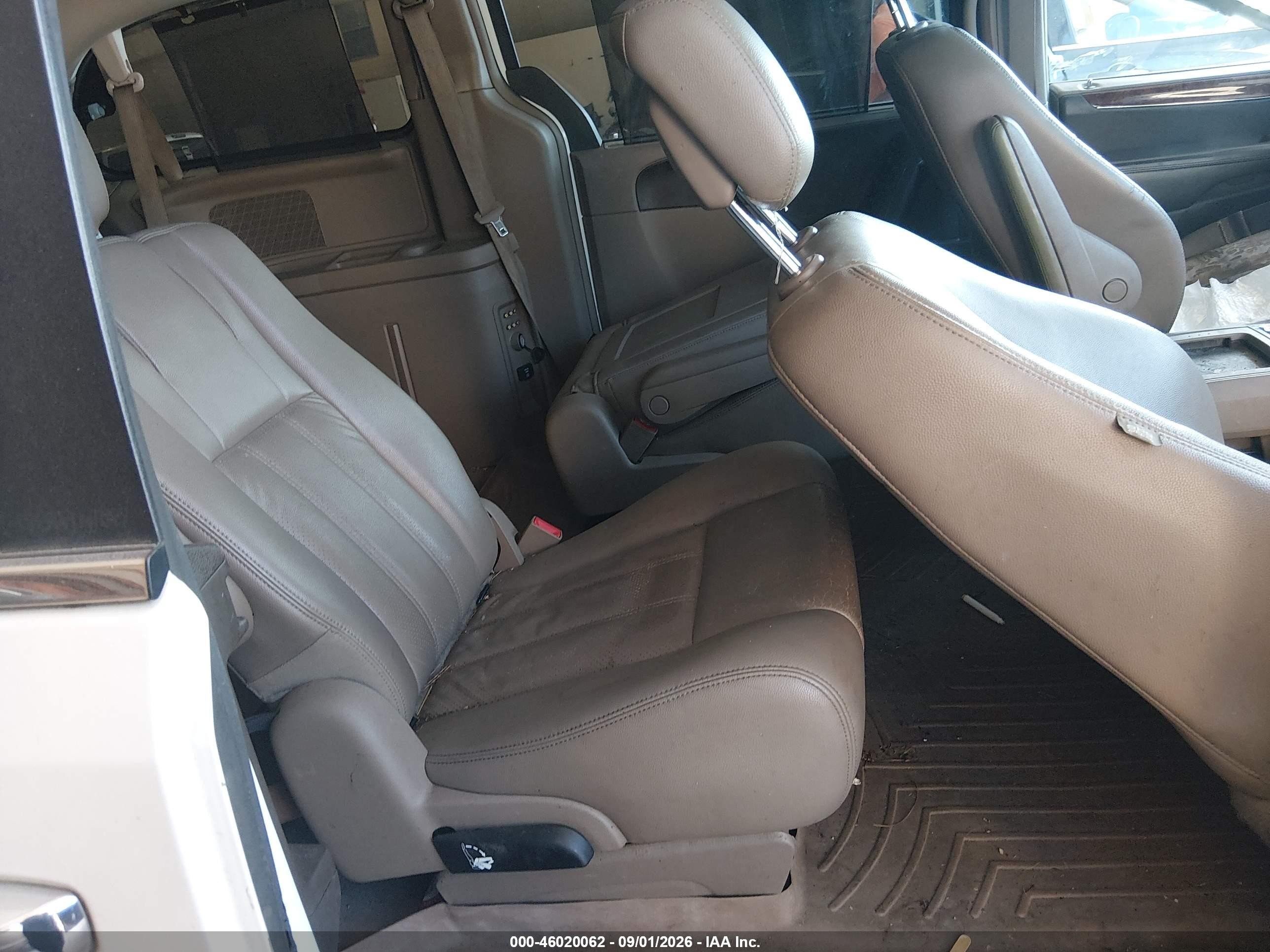 2011 Chrysler Town & Country Touring-l White vin: 2A4RR8DG9BR716837