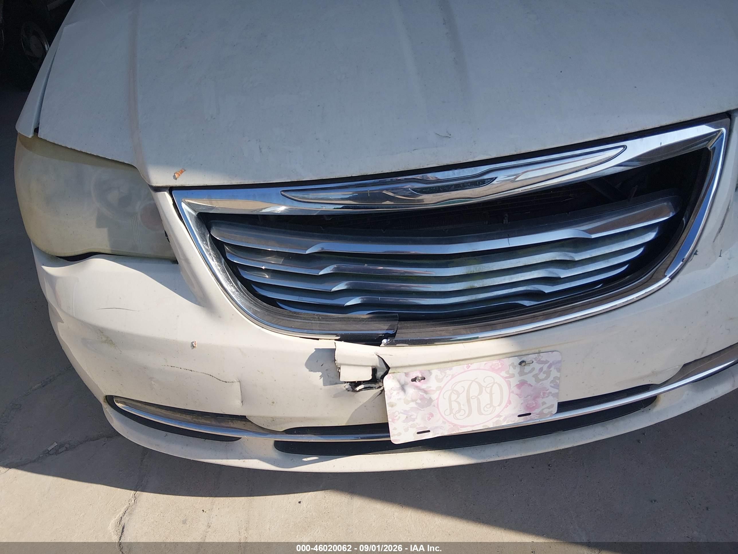 2011 Chrysler Town & Country Touring-l White vin: 2A4RR8DG9BR716837