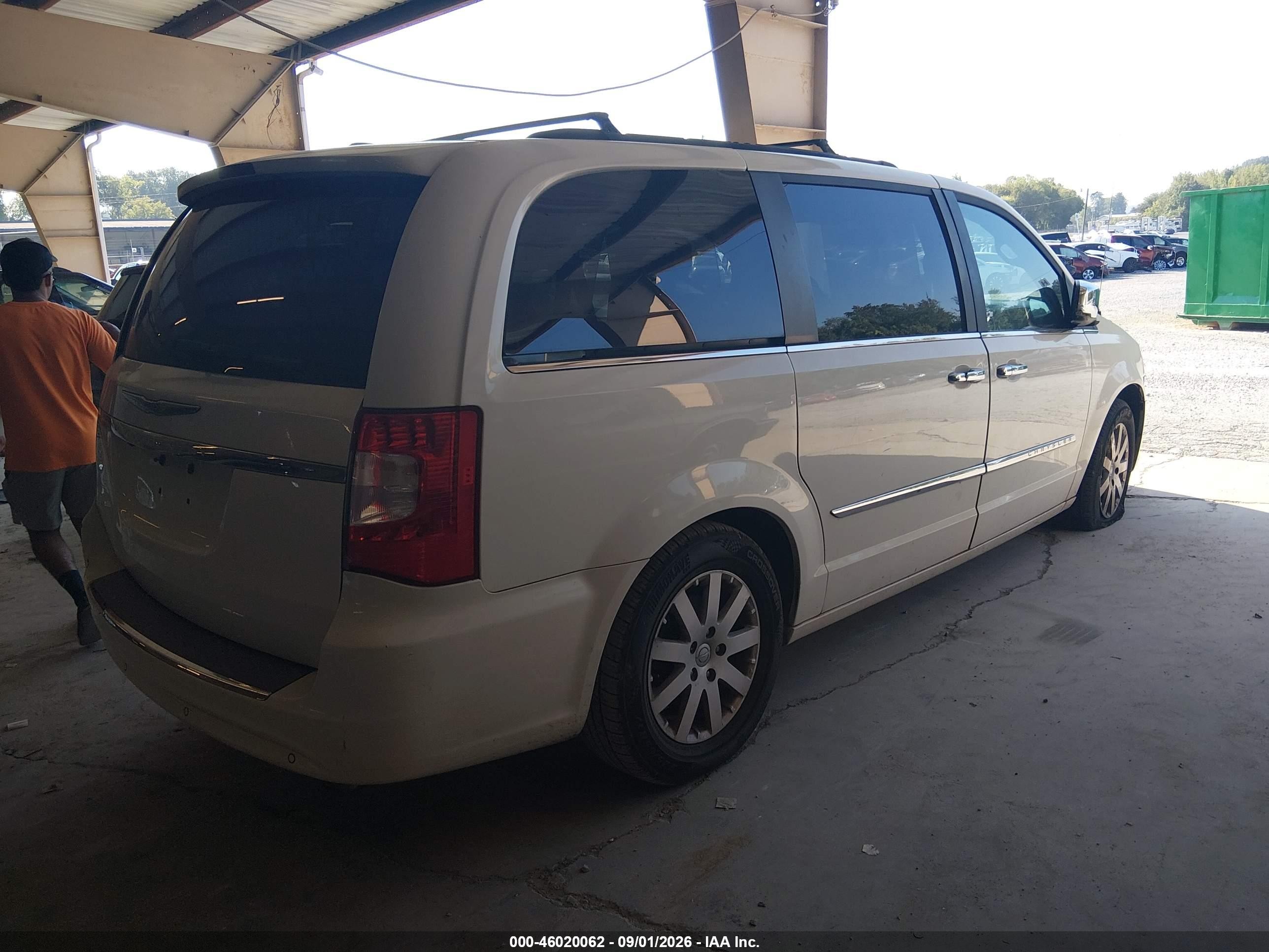 2011 Chrysler Town & Country Touring-l White vin: 2A4RR8DG9BR716837