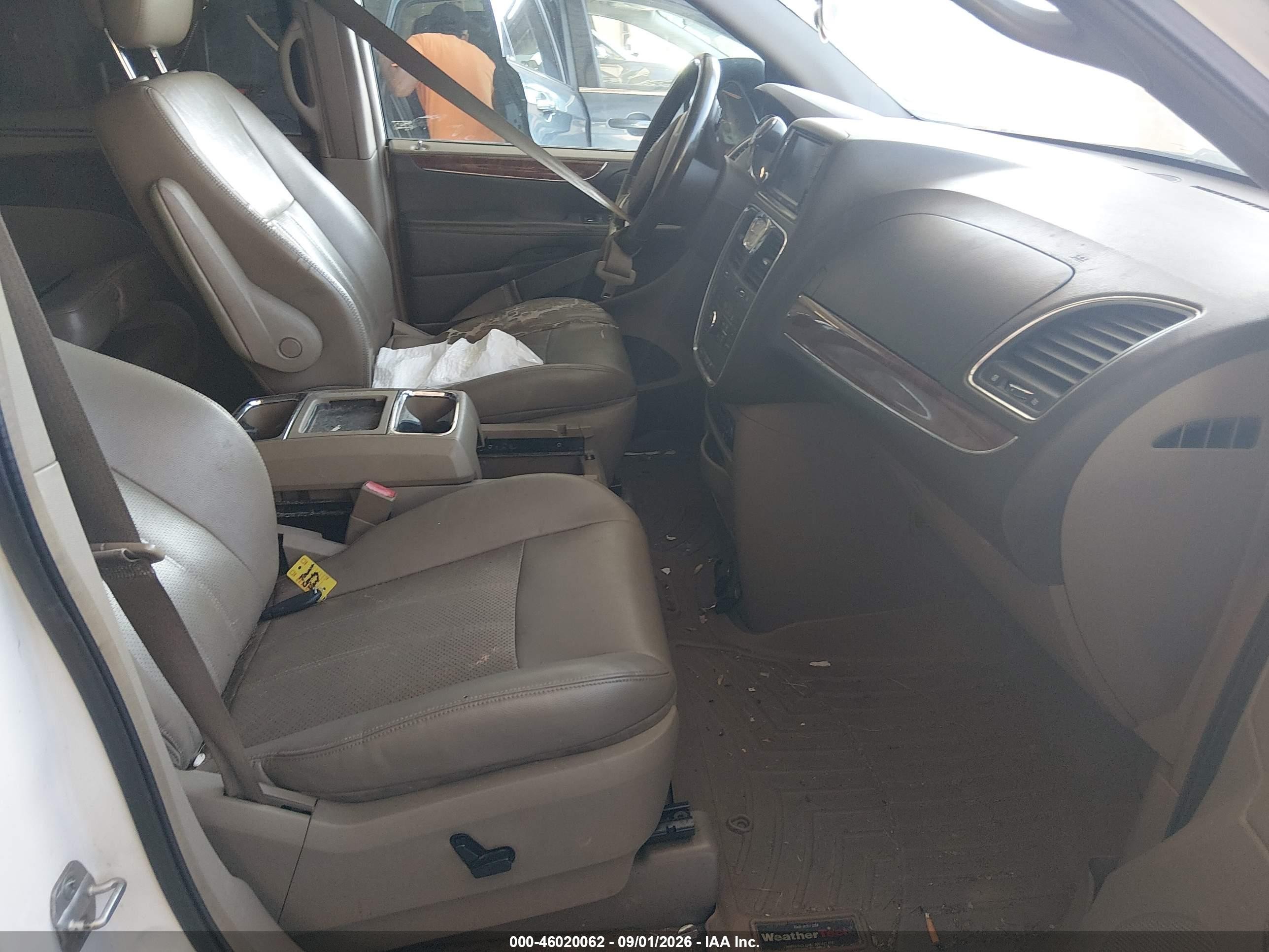 2011 Chrysler Town & Country Touring-l White vin: 2A4RR8DG9BR716837