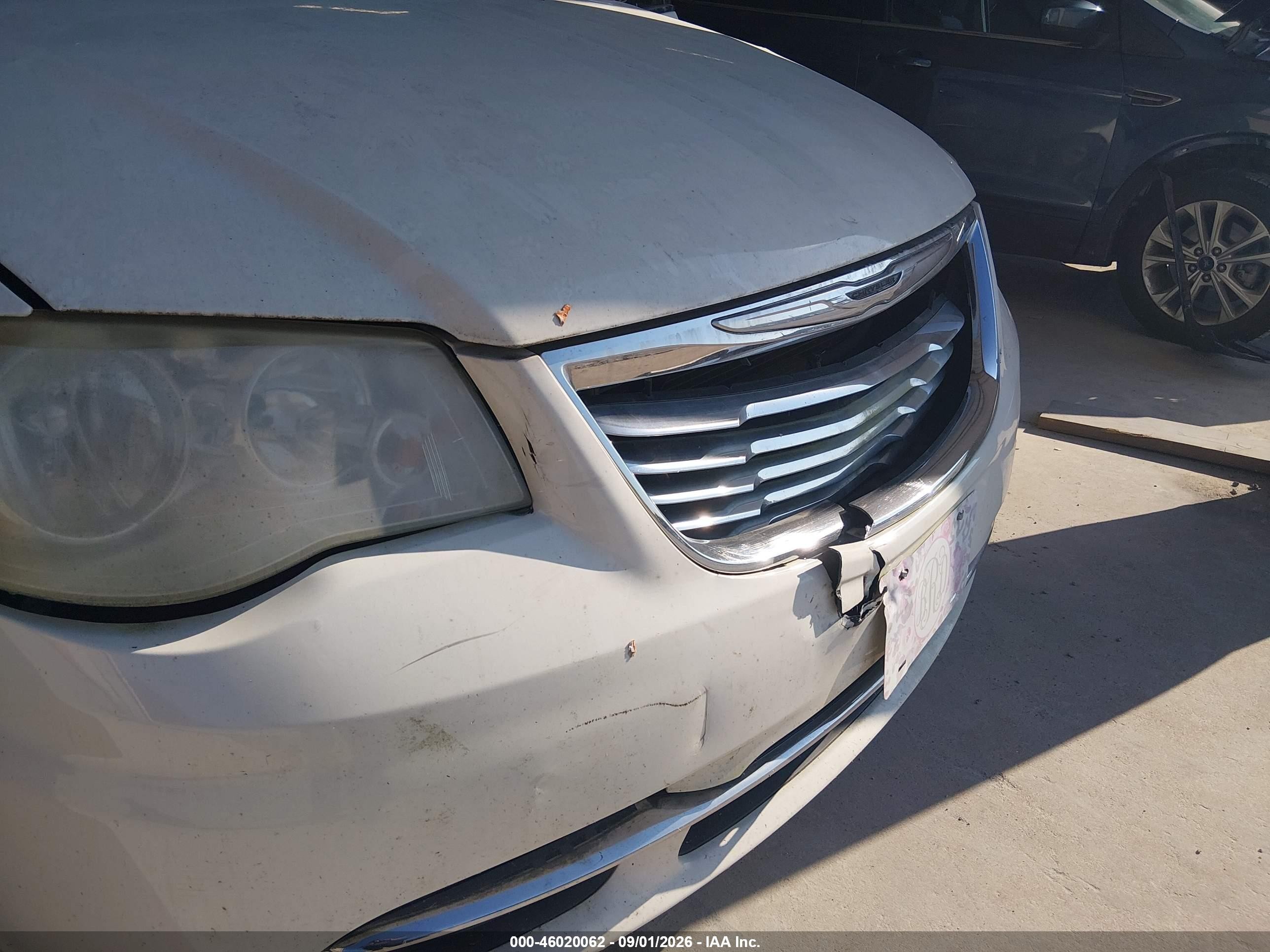 2011 Chrysler Town & Country Touring-l White vin: 2A4RR8DG9BR716837