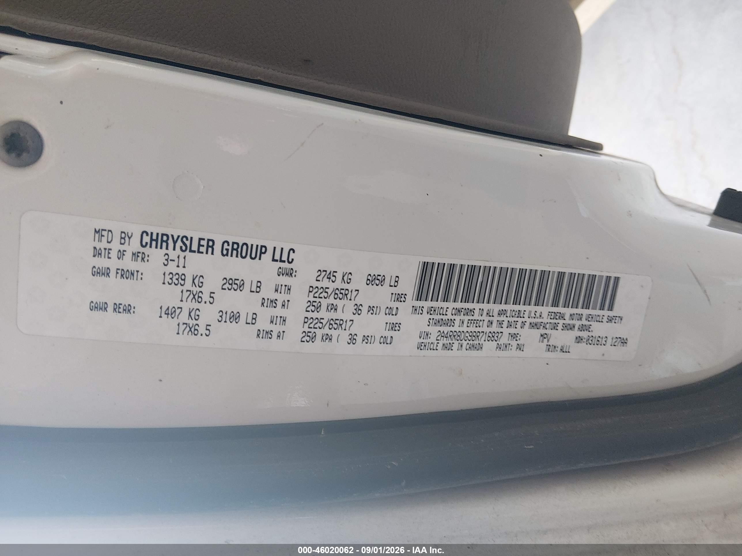 2011 Chrysler Town & Country Touring-l White vin: 2A4RR8DG9BR716837